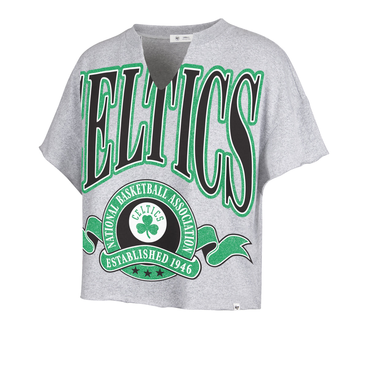 Playera Manga Corta ’47 Boston Celtics NBA Banners Out para Mujer color gris jaspeado, silueta cropped y escote en V, estampado frontal CELTICS negro con contornos blancos y verdes, emblema con trébol e inscripción ESTABLISHED 1946, espalda lisa y etiqueta ’47 en el dobladillo.