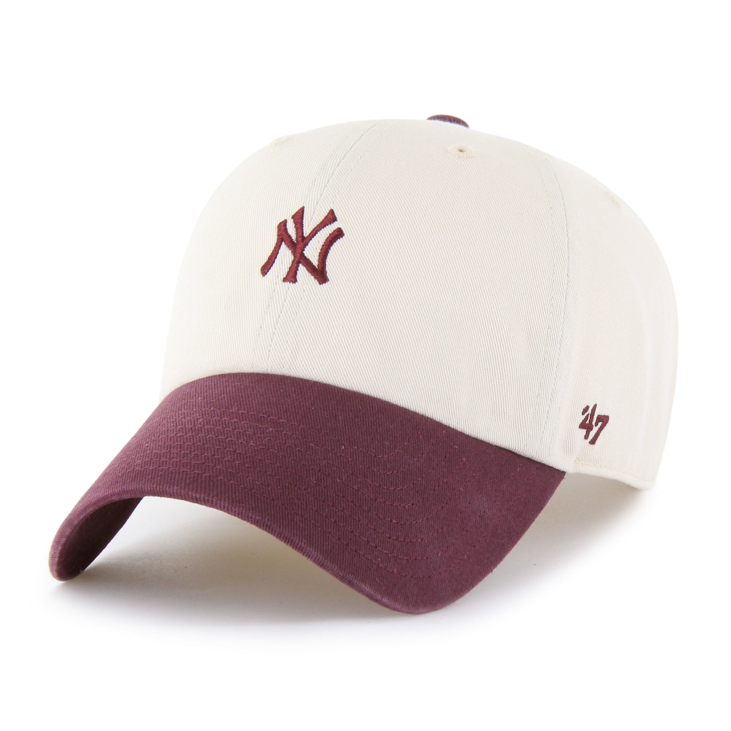 Gorra '47 Clean Up New York Yankees MLB Base Runner Two Tone en algodón beige con granate, visera curva sin estructura con logo script de los Yankees bordado al frente y emblema '47 en el lateral, cierre strapback ajustable