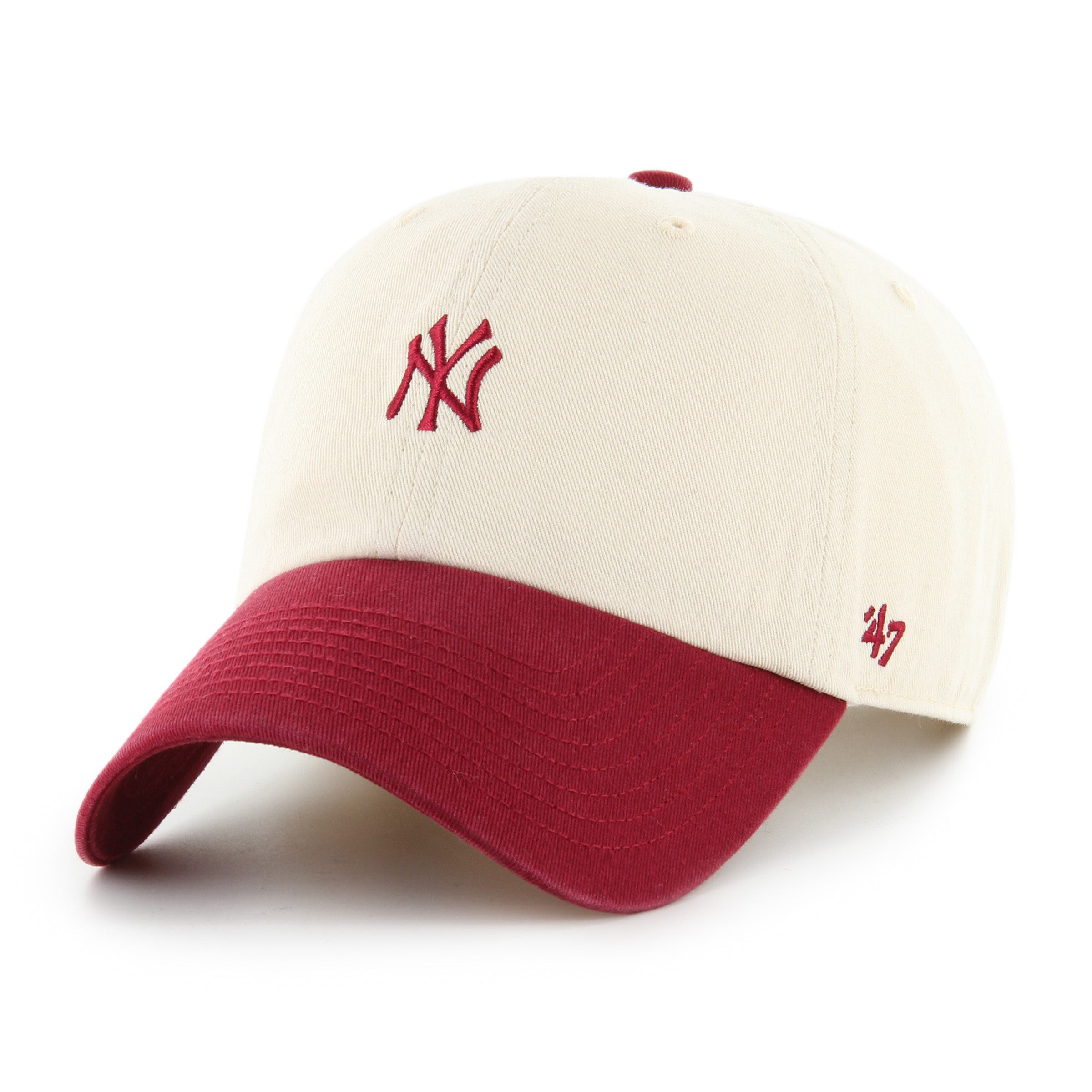 Gorra '47 Clean Up New York Yankees MLB Base Runner Two Tone en algodón beige con rojo, visera curva sin estructura con logo script de los Yankees bordado al frente y emblema '47 en el lateral, cierre strapback ajustable