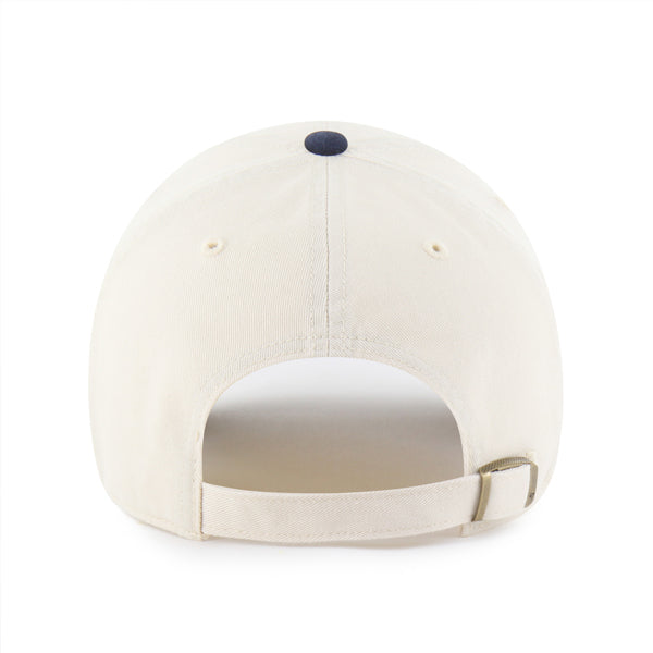Gorra '47 Clean Up Two Tone Boston Red Sox en beige y azul marino, algodón curva sin estructura con strapback ajustable y logo de los Red Sox bordado al frente