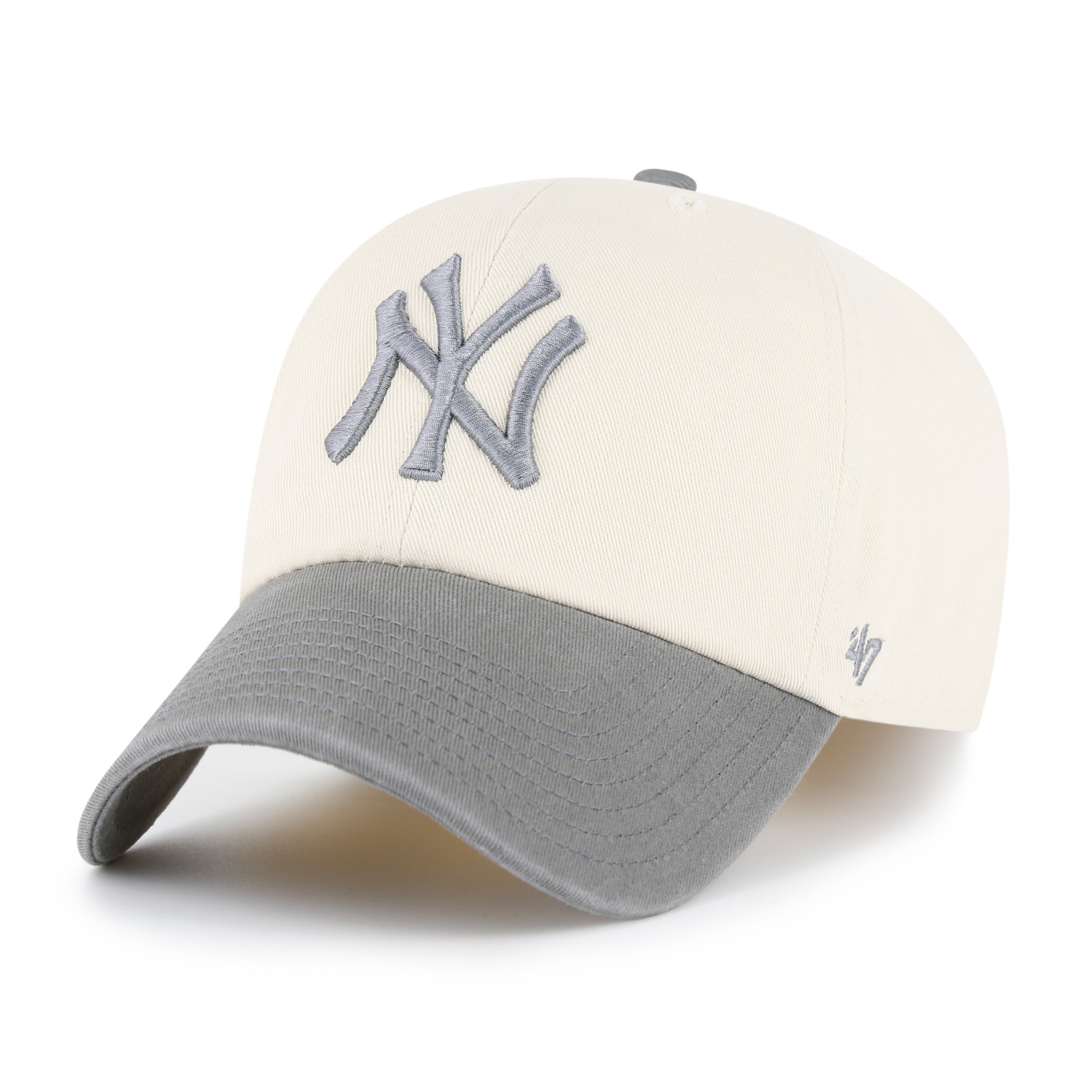 Gorra '47 Clean Up Two Tone de New York Yankees en color natural y gris, algodón curva sin estructura con strapback ajustable y logo bordado MLB al frente