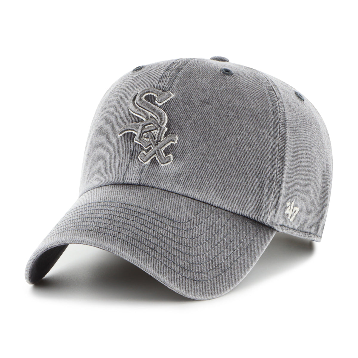 Gorra '47 Clean Up Chicago White Sox MLB Pigment en algodón gris oscuro con efecto deslavado, visera curva sin estructura con logo de los White Sox bordado al frente y emblema '47 en el lateral, cierre strapback ajustable