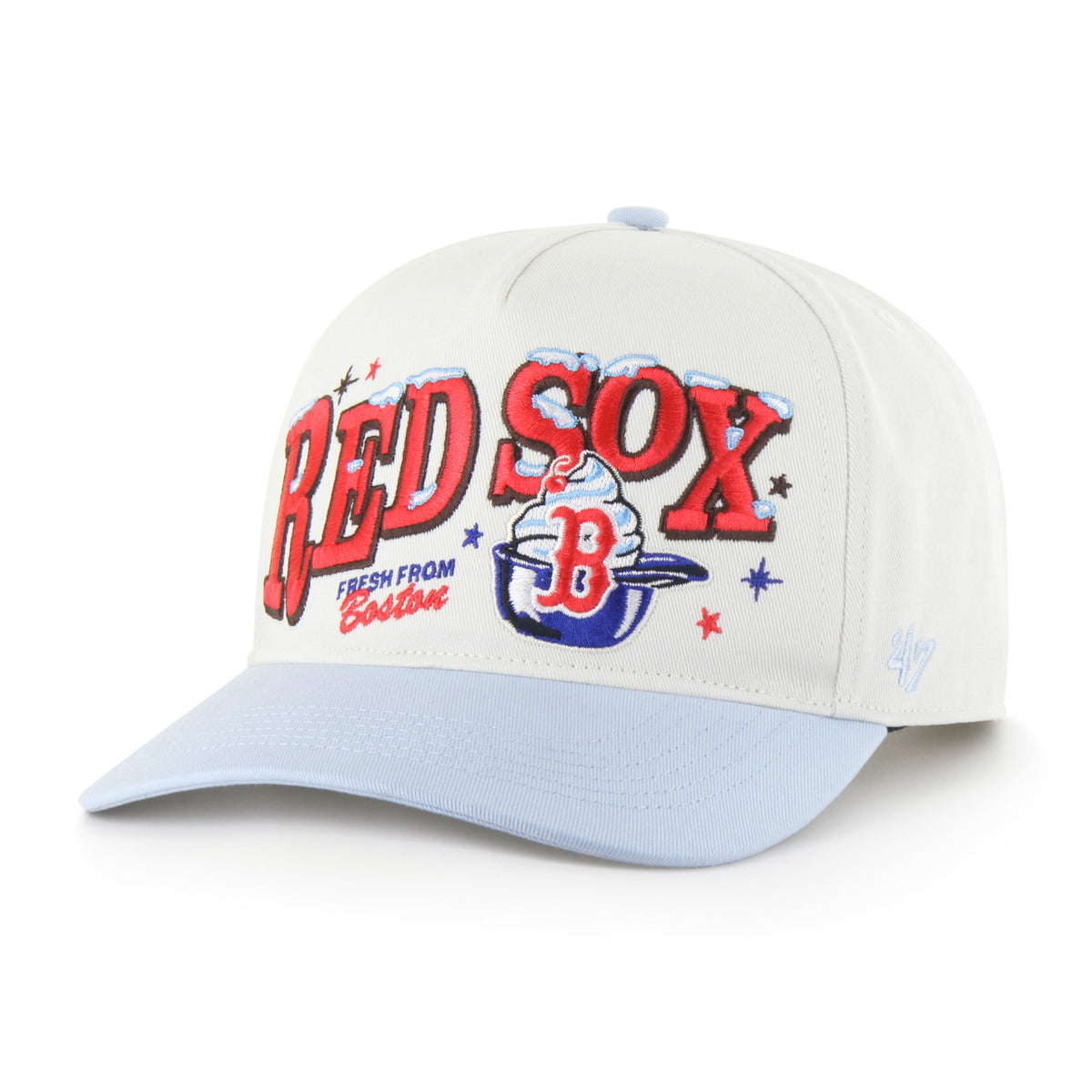 Boston Red Sox MLB Ice Cream ’47 Hitch Relaxed Fit color Beige claro, corona clara y visera azul claro semicurva, bordado frontal RED SOX rojo con detalles de helado, casco azul con helado y letra B roja, inscripción FRESH FROM Boston, emblema ’47 azul claro lateral y ajuste snapback.