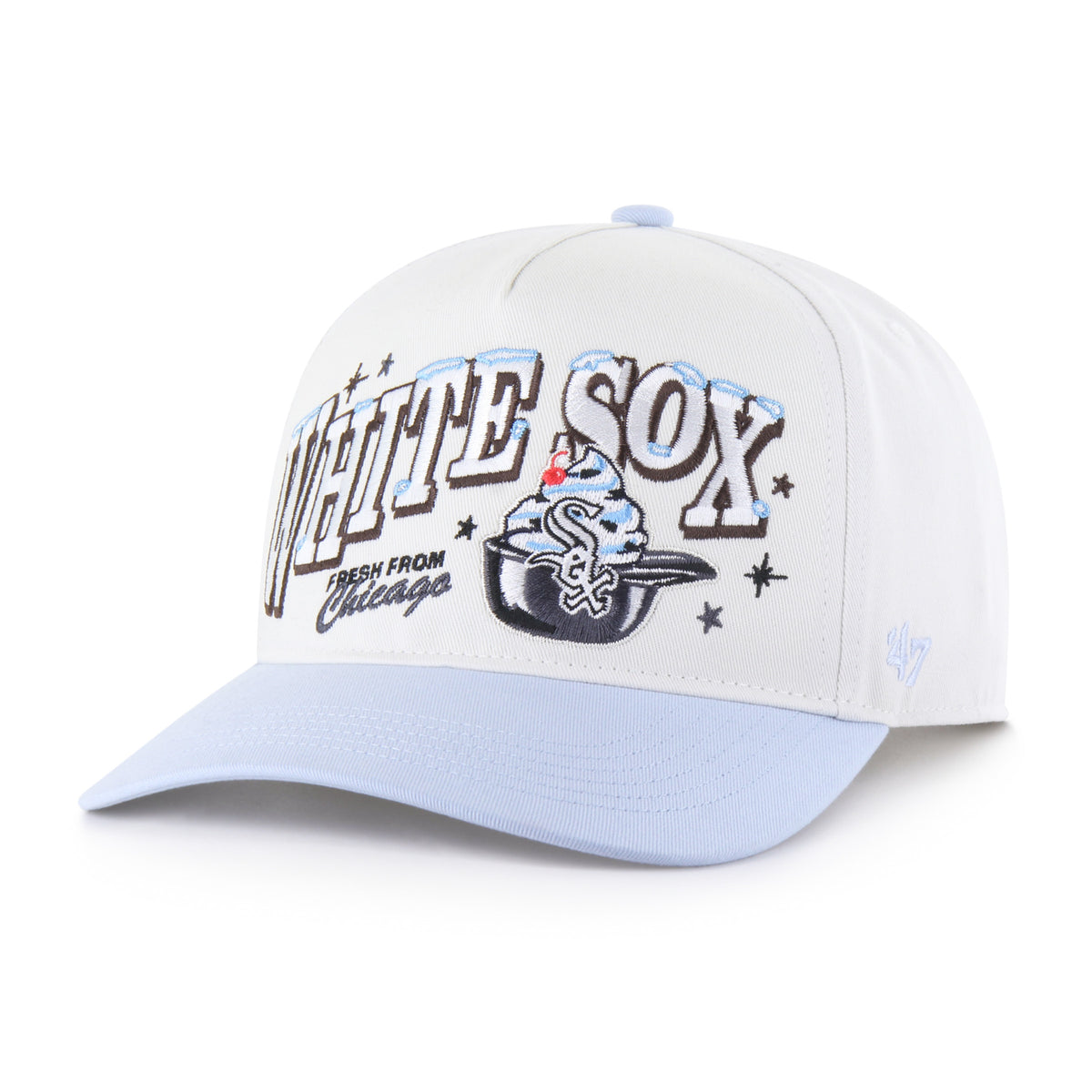 Chicago White Sox MLB Ice Cream ’47 Hitch RF color Beige, corona beige claro y visera azul claro semicurva, bordado frontal WHITE SOX en tono claro con detalles de helado, casco negro con helado y logo Sox, inscripción FRESH FROM Chicago, emblema ’47 azul claro lateral y ajuste snapback.