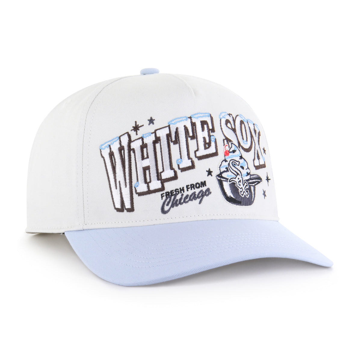 Chicago White Sox MLB Ice Cream ’47 Hitch RF color Beige, corona beige claro y visera azul claro semicurva, bordado frontal WHITE SOX en tono claro con detalles de helado, casco negro con helado y logo Sox, inscripción FRESH FROM Chicago, emblema ’47 azul claro lateral y ajuste snapback.