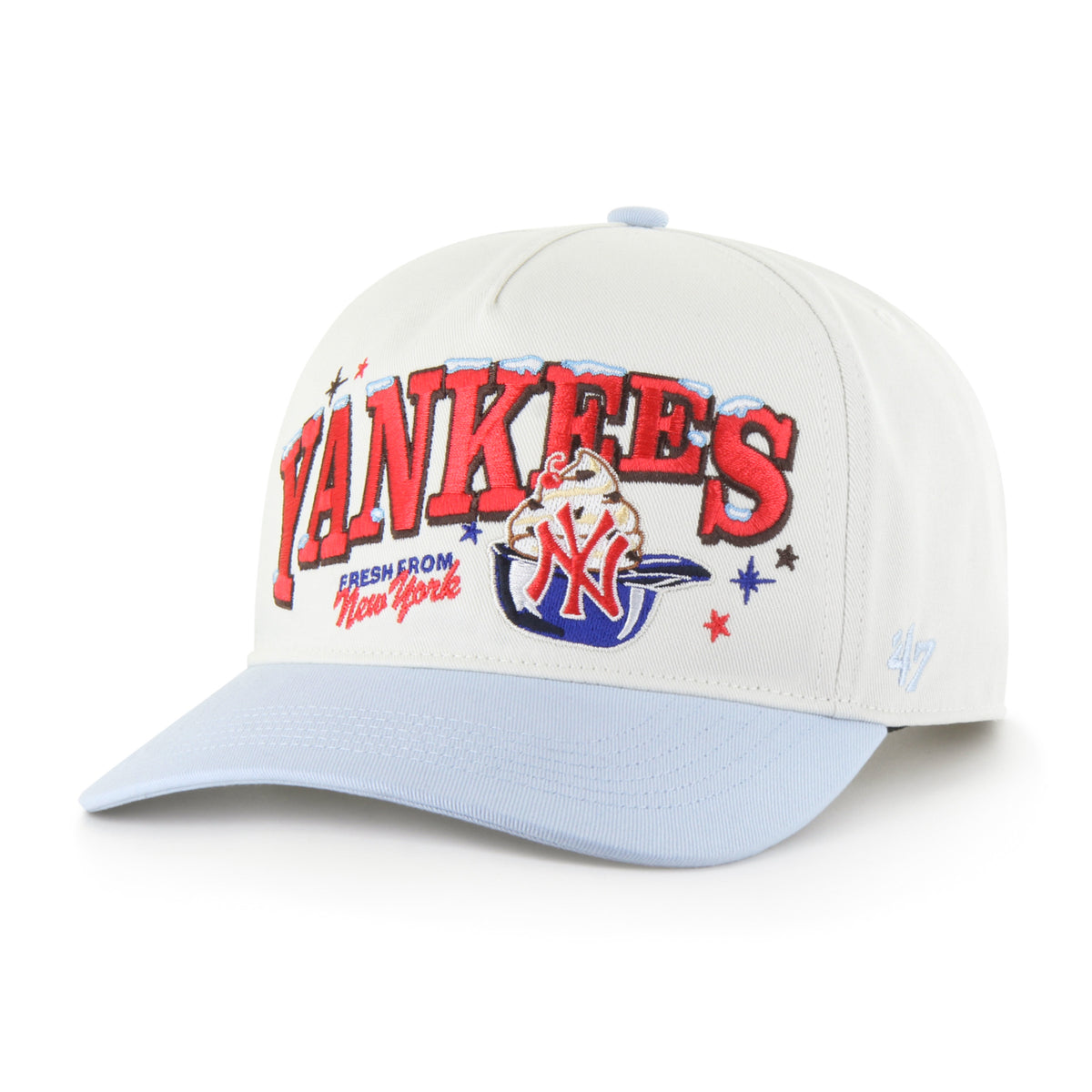 New York Yankees MLB Ice Cream ’47 Hitch RF color Beige, corona beige claro y visera azul claro semicurva, bordado frontal YANKEES rojo con detalles de helado, casco azul con helado y logo NY rojo, inscripción FRESH FROM New York, emblema ’47 azul claro lateral y ajuste snapback.