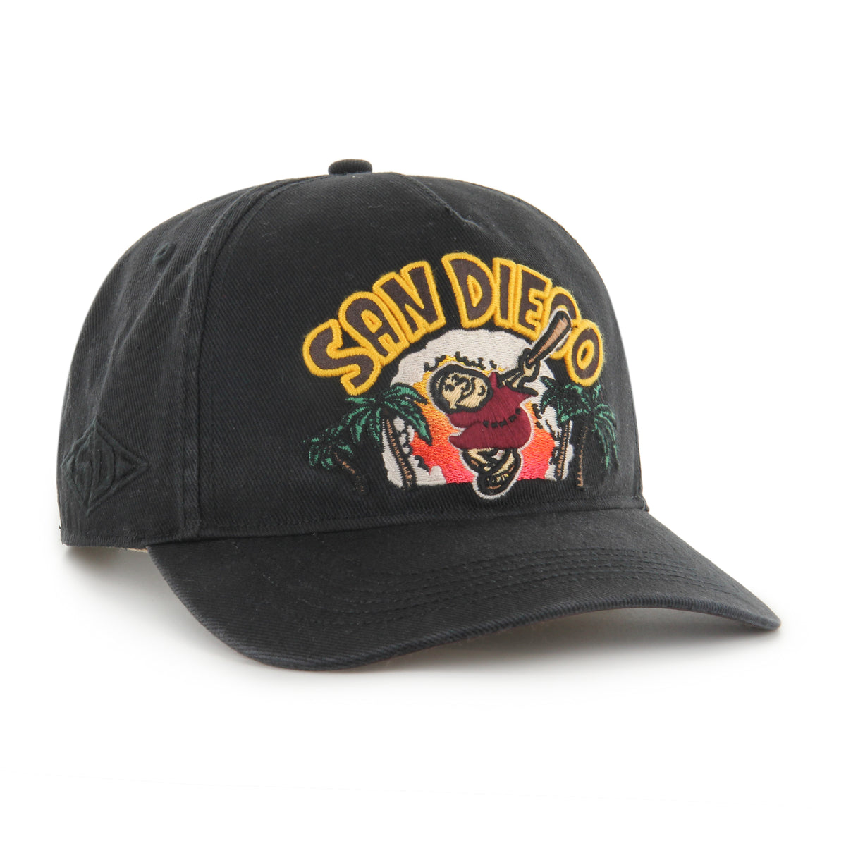 San Diego Padres MLB Charlton ’47 Hitch Relaxed Fit color Negro 97, visera negra semicurva, bordado frontal multicolor con SAN DIEGO, fraile con bate, palmeras y atardecer, bordado tonal lateral derecho, emblema ’47 lateral izquierdo y ajuste snapback.