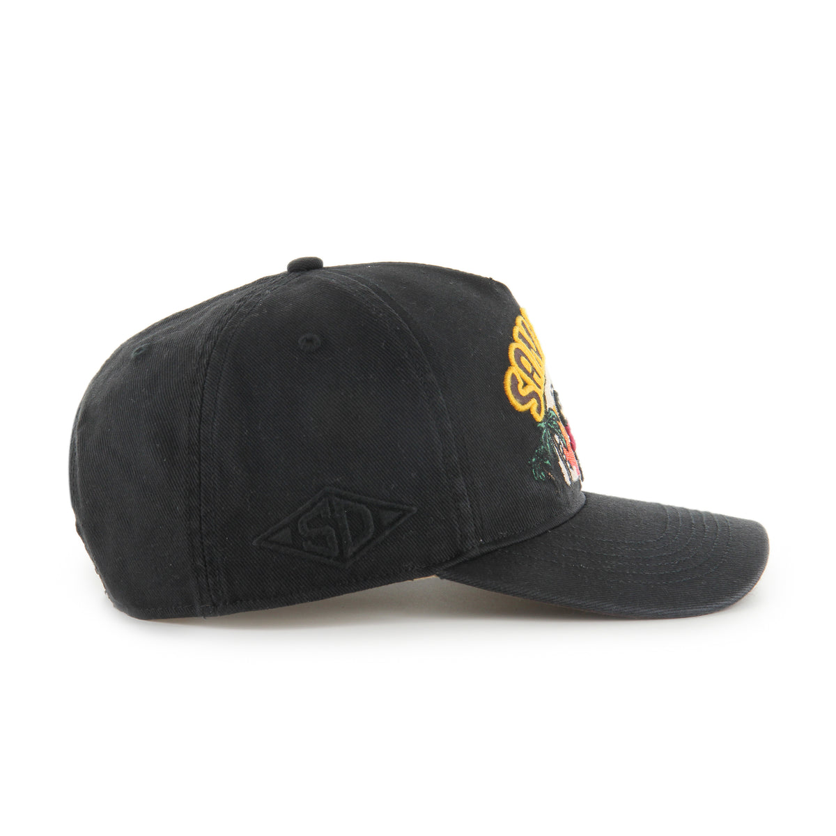 San Diego Padres MLB Charlton ’47 Hitch Relaxed Fit color Negro 97, visera negra semicurva, bordado frontal multicolor con SAN DIEGO, fraile con bate, palmeras y atardecer, bordado tonal lateral derecho, emblema ’47 lateral izquierdo y ajuste snapback.