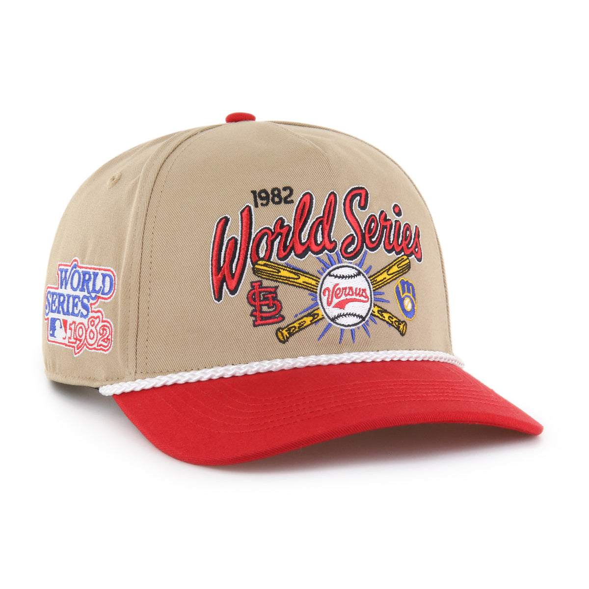 MLB World Series Rivalry Cardinals vs Brewers ’47 Hitch color Caqui 82, corona caqui y visera roja semicurva con cordón blanco, bordado 1982 World Series con logos de Cardinals y Brewers, bates cruzados y pelota Versus al frente, emblema World Series 1982 lateral derecho, emblema ’47 blanco lateral izquierdo y ajuste snapback.