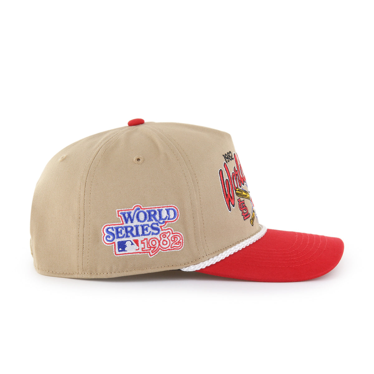 MLB World Series Rivalry Cardinals vs Brewers ’47 Hitch color Caqui 82, corona caqui y visera roja semicurva con cordón blanco, bordado 1982 World Series con logos de Cardinals y Brewers, bates cruzados y pelota Versus al frente, emblema World Series 1982 lateral derecho, emblema ’47 blanco lateral izquierdo y ajuste snapback.