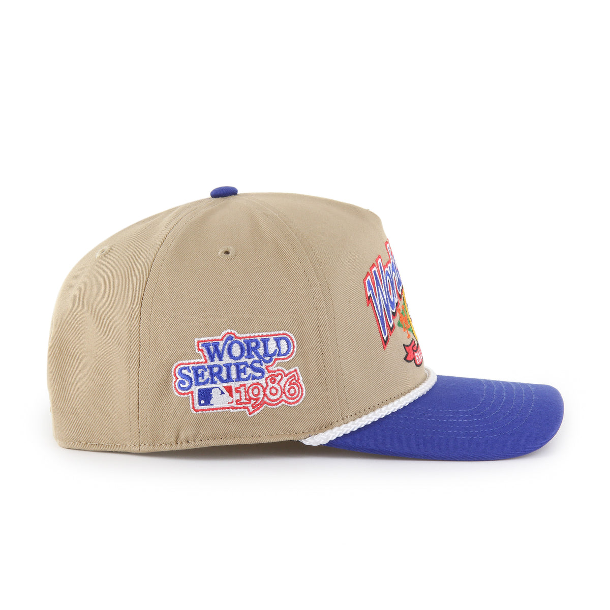 MLB World Series Rivalry Mets vs Red Sox ’47 Hitch color Caqui 86, corona caqui y visera azul rey semicurva con cordón blanco, bordado World Series 1986 con logos NY naranja y B roja e inscripción FALL CLASSIC al frente, emblema World Series 1986 lateral derecho, emblema ’47 blanco lateral izquierdo y ajuste snapback.