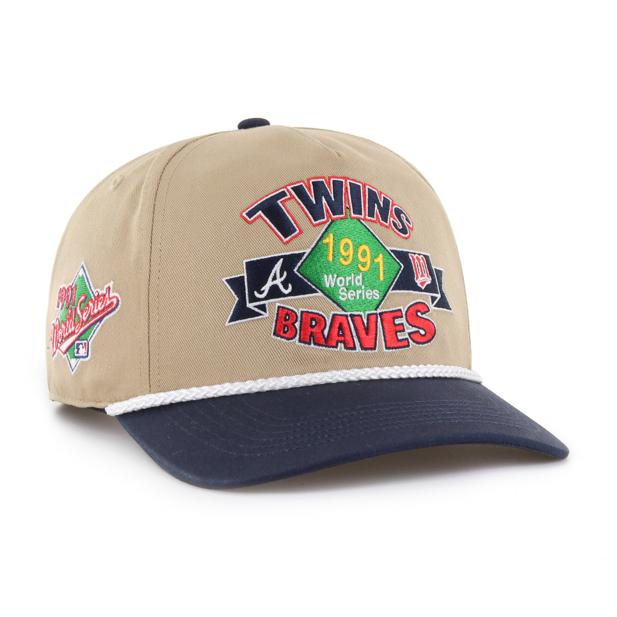 MLB World Series Rivalry Braves vs Cleveland ’47 Hitch color Caqui 95, corona caqui y visera azul marino semicurva con cordón blanco, bordado World Series 1995 con logo Braves e inscripción VS. CLEVELAND al frente, emblema World Series 1995 lateral derecho, emblema ’47 blanco lateral izquierdo y ajuste snapback.