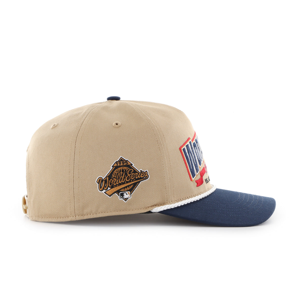 MLB World Series Rivalry Braves vs Cleveland ’47 Hitch color Caqui 95, corona caqui y visera azul marino semicurva con cordón blanco, bordado World Series 1995 con logo Braves e inscripción VS. CLEVELAND al frente, emblema World Series 1995 lateral derecho, emblema ’47 blanco lateral izquierdo y ajuste snapback.