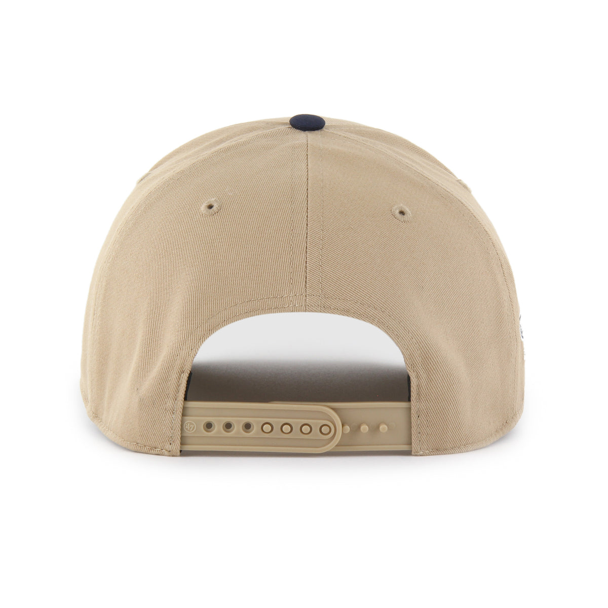 MLB World Series Rivalry Yankees vs Padres ’47 Hitch color Caqui 98, corona caqui y visera azul marino semicurva con cordón blanco, bordado World Series 1998 con logos NY y SD al frente, emblema World Series lateral derecho, emblema ’47 blanco lateral izquierdo y ajuste snapback.