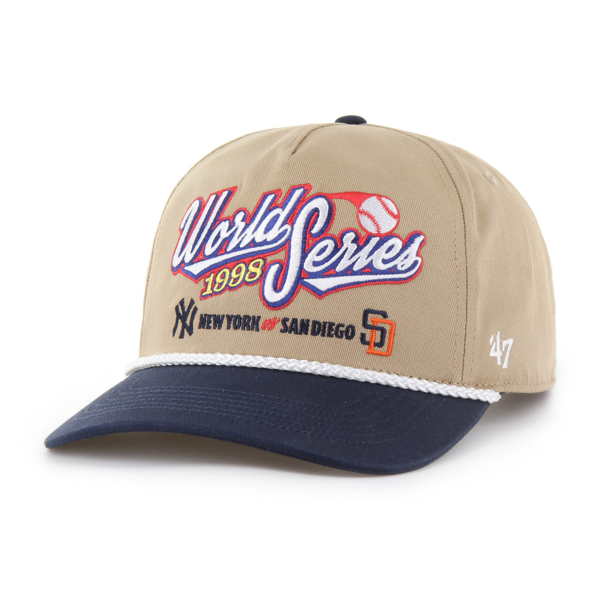 MLB World Series Rivalry Yankees vs Padres ’47 Hitch color Caqui 98, corona caqui y visera azul marino semicurva con cordón blanco, bordado World Series 1998 con logos NY y SD al frente, emblema World Series lateral derecho, emblema ’47 blanco lateral izquierdo y ajuste snapback.