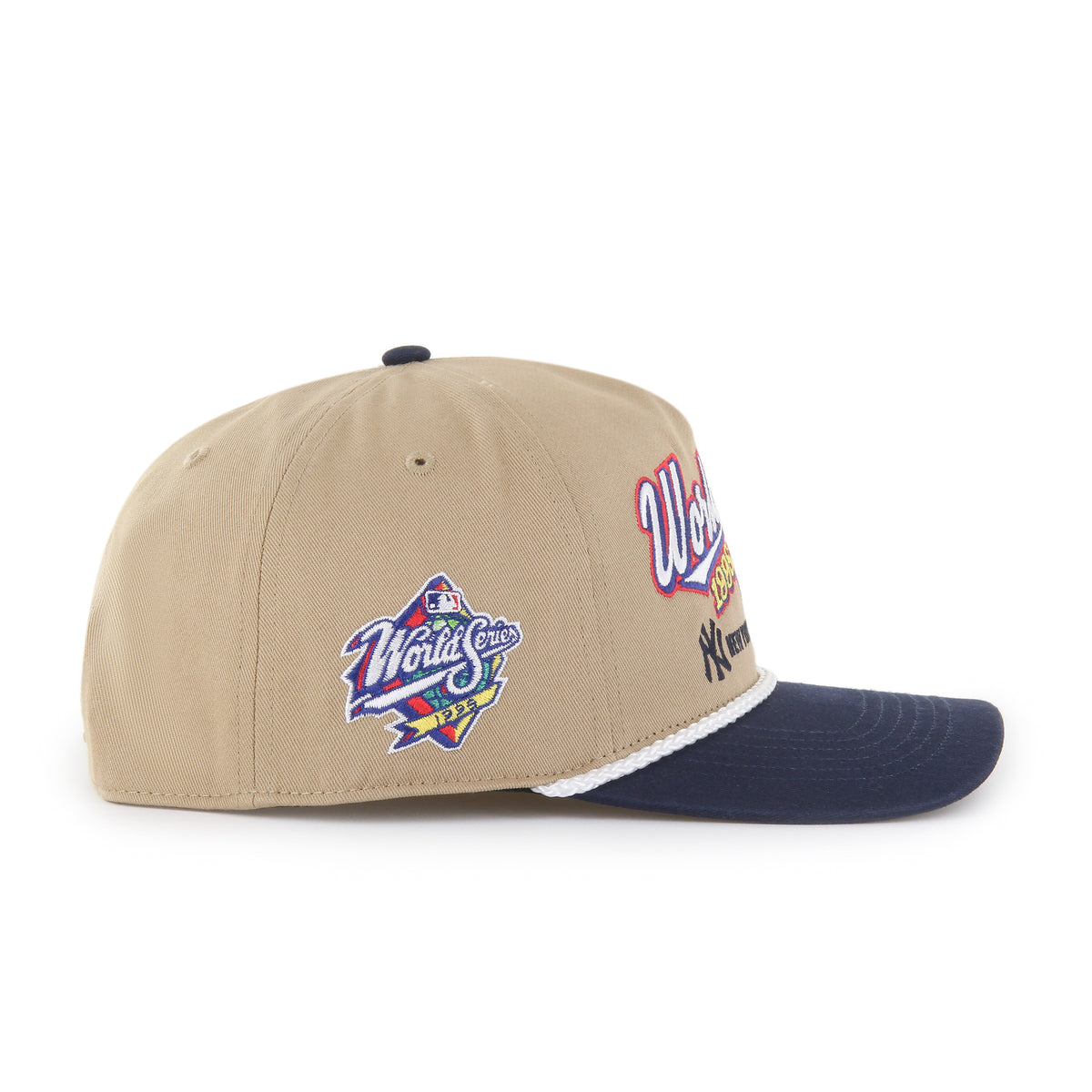 MLB World Series Rivalry Yankees vs Padres ’47 Hitch color Caqui 98, corona caqui y visera azul marino semicurva con cordón blanco, bordado World Series 1998 con logos NY y SD al frente, emblema World Series lateral derecho, emblema ’47 blanco lateral izquierdo y ajuste snapback.