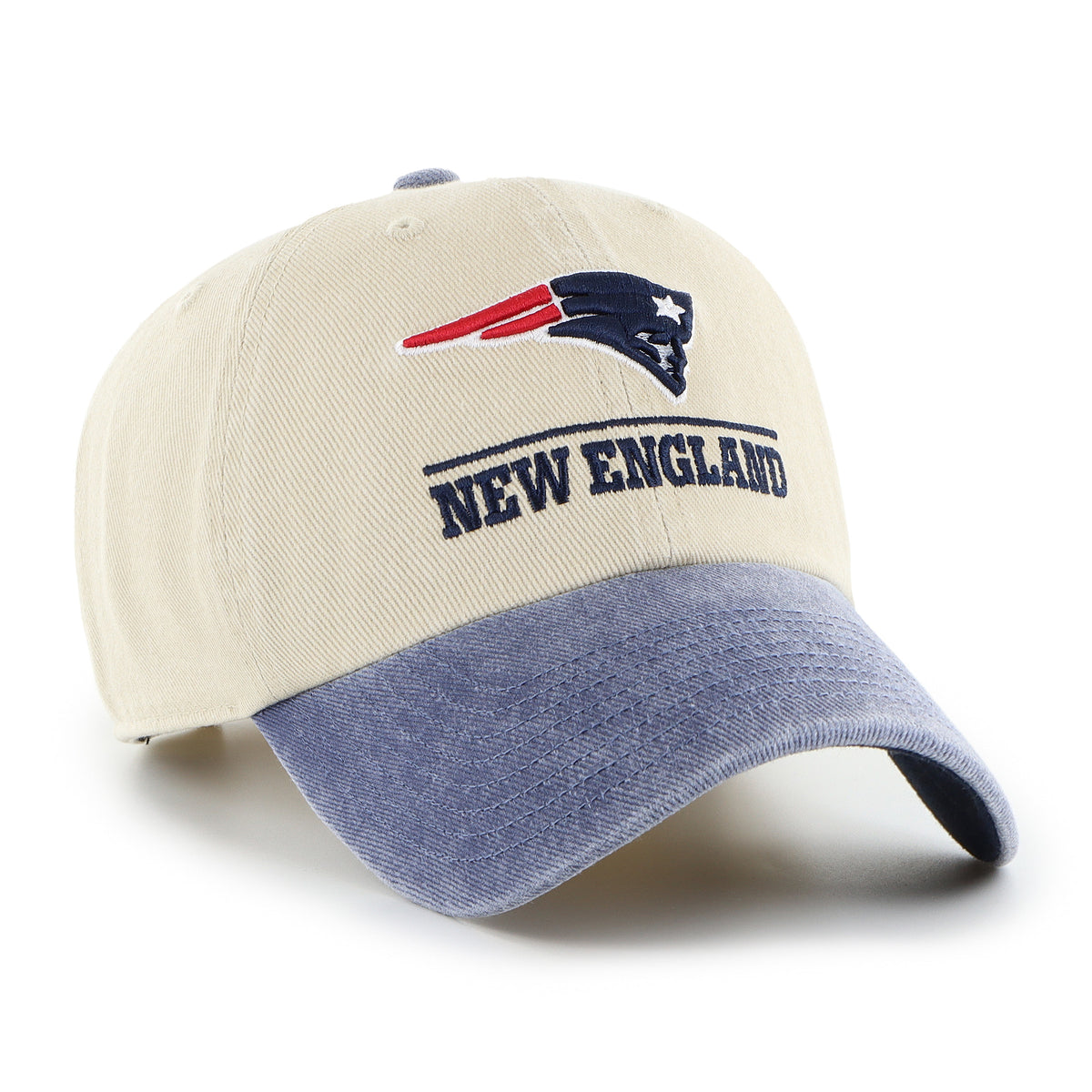 Gorra '47 Clean Up New England Patriots NFL Logo Line Two Tone color Beige en algodón, logo y nombre Patriots bordado al frente y strapback ajustable
