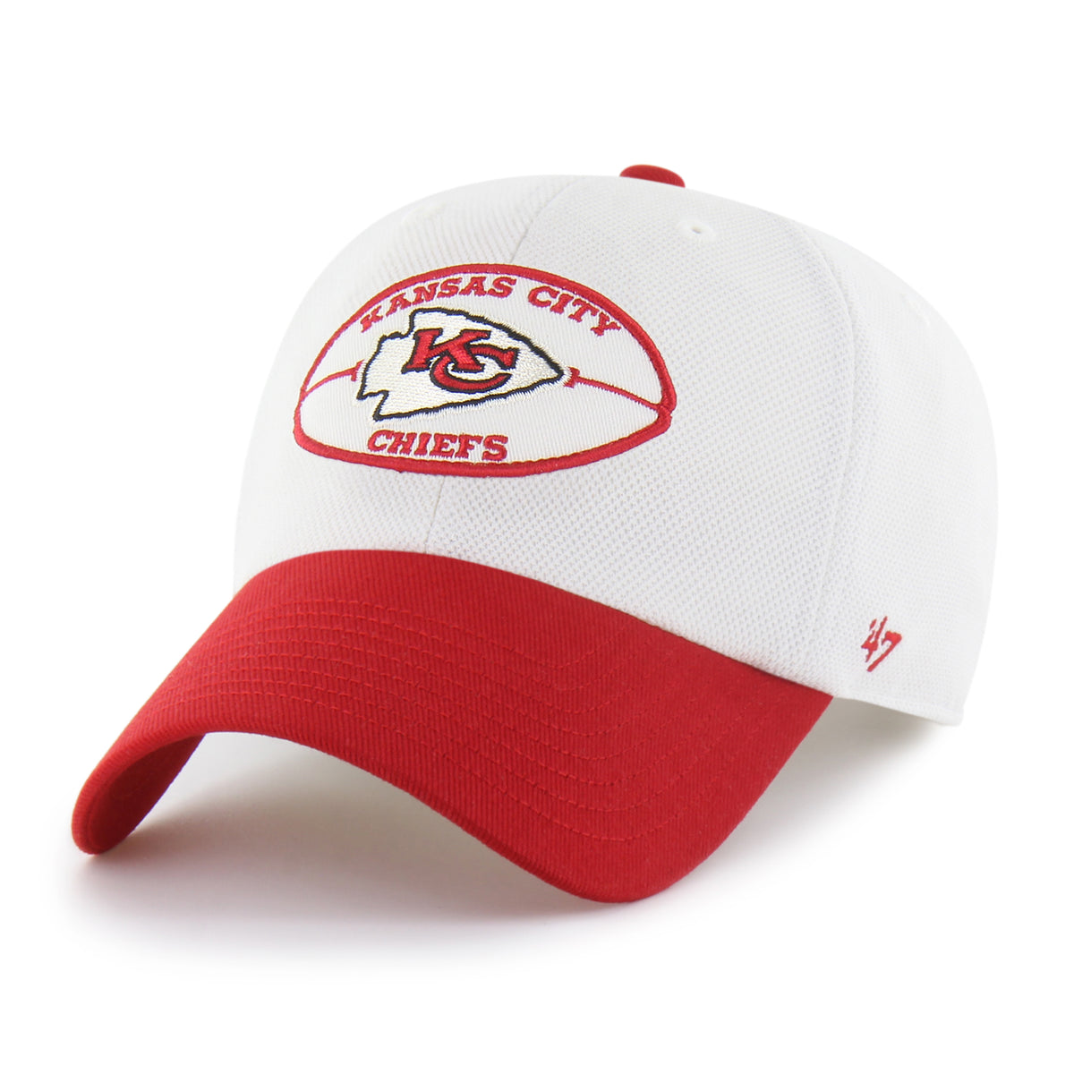 Kansas City Chiefs NFL Pique Patch ’47 Clean Up color Blanca, corona clara y visera roja curva, parche frontal con punta de flecha y logo KC e inscripciones KANSAS CITY y CHIEFS con contorno rojo, emblema ’47 rojo lateral y ajuste strapback.