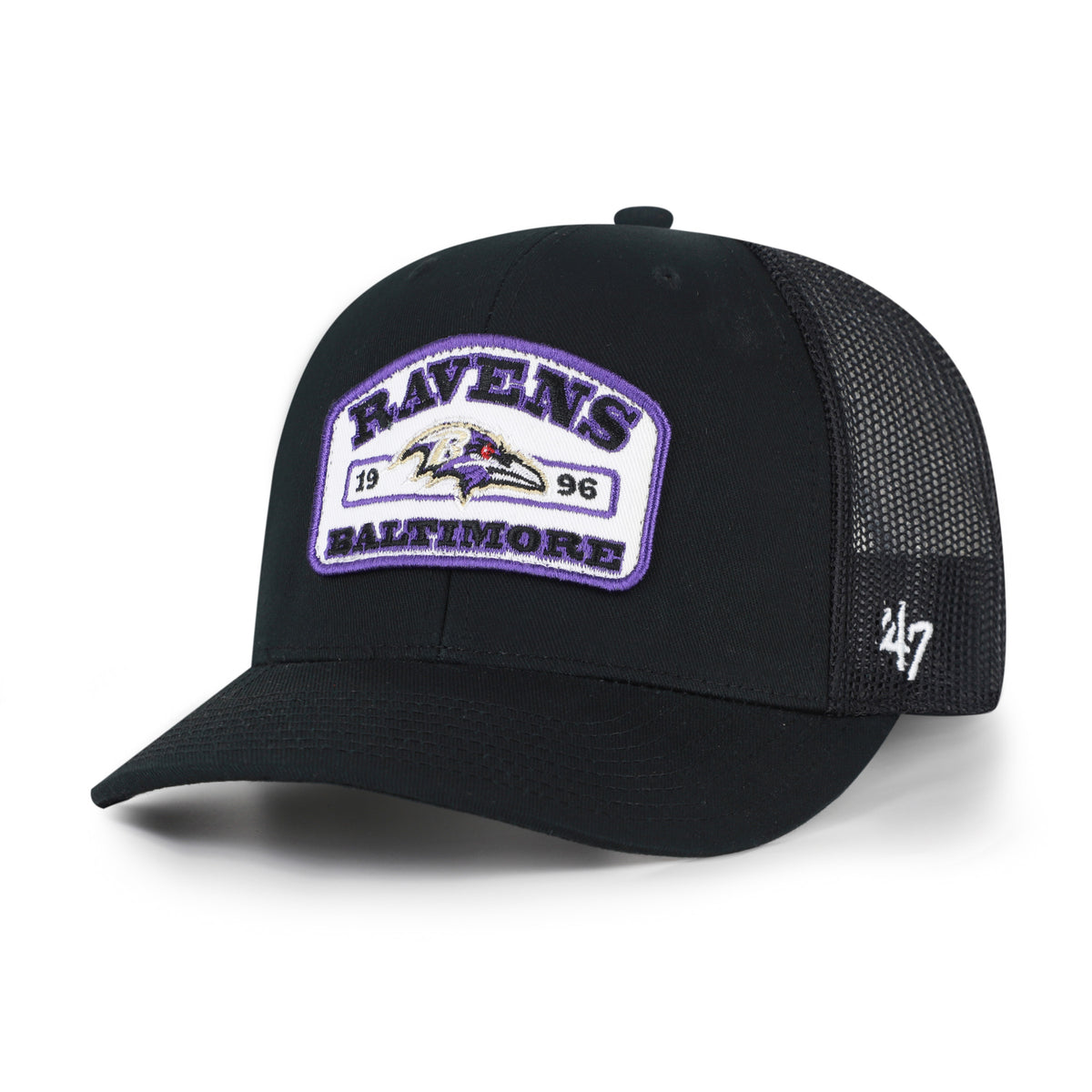 Baltimore Ravens NFL Roadway Strap ’47 Trucker color Negro, frente y malla negros, visera negra semicurva, parche blanco con borde morado, logo de cabeza de cuervo e inscripciones RAVENS y BALTIMORE al frente, emblema ’47 blanco lateral y cierre trasero ajustable de velcro.