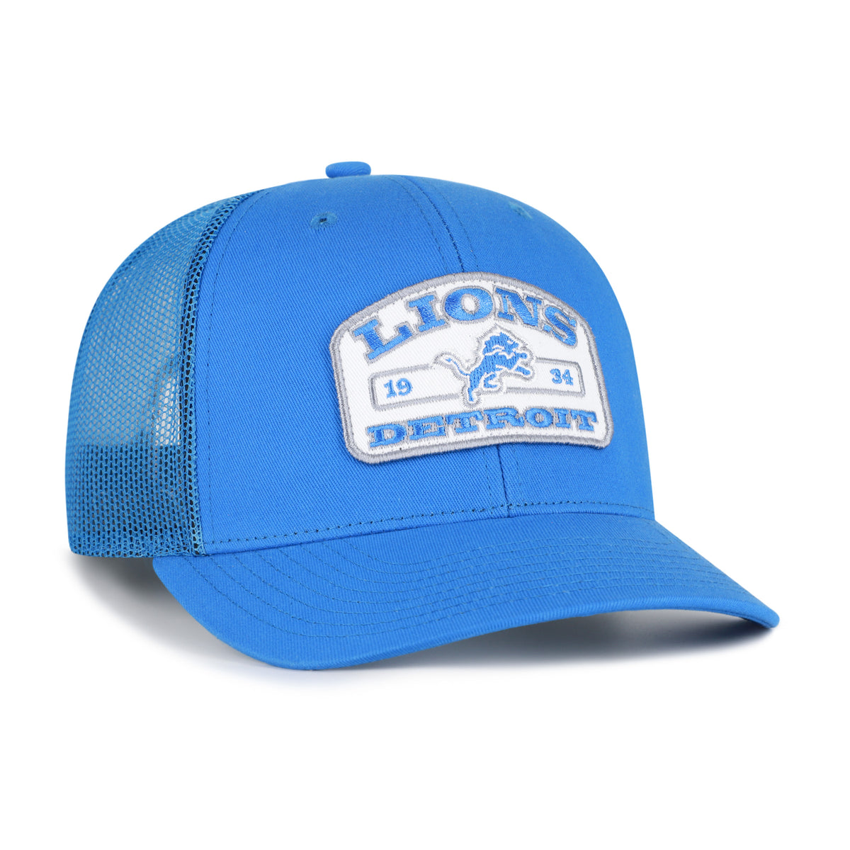 Detroit Lions NFL Roadway Strap ’47 Trucker color Frambuesa azul, frente y malla azules, visera azul semicurva, parche blanco con borde gris, logo del león e inscripciones LIONS y DETROIT al frente, emblema ’47 blanco lateral y cierre trasero ajustable de velcro.