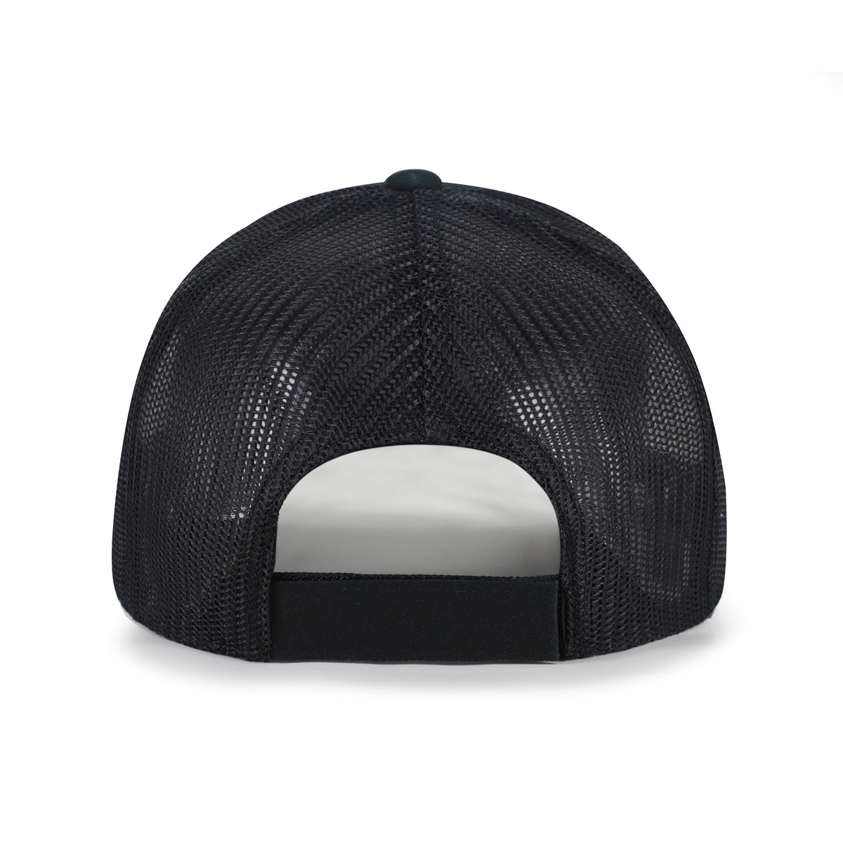 Las Vegas Raiders NFL Roadway Strap ’47 Trucker color Negro, frente y malla negros, visera negra semicurva, parche blanco con escudo del equipo e inscripciones RAIDERS y LAS VEGAS en negro al frente, emblema ’47 blanco lateral y cierre trasero ajustable de velcro.