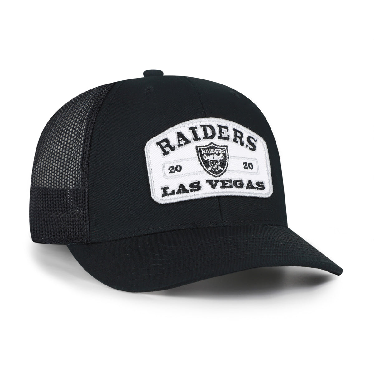 Las Vegas Raiders NFL Roadway Strap ’47 Trucker color Negro, frente y malla negros, visera negra semicurva, parche blanco con escudo del equipo e inscripciones RAIDERS y LAS VEGAS en negro al frente, emblema ’47 blanco lateral y cierre trasero ajustable de velcro.