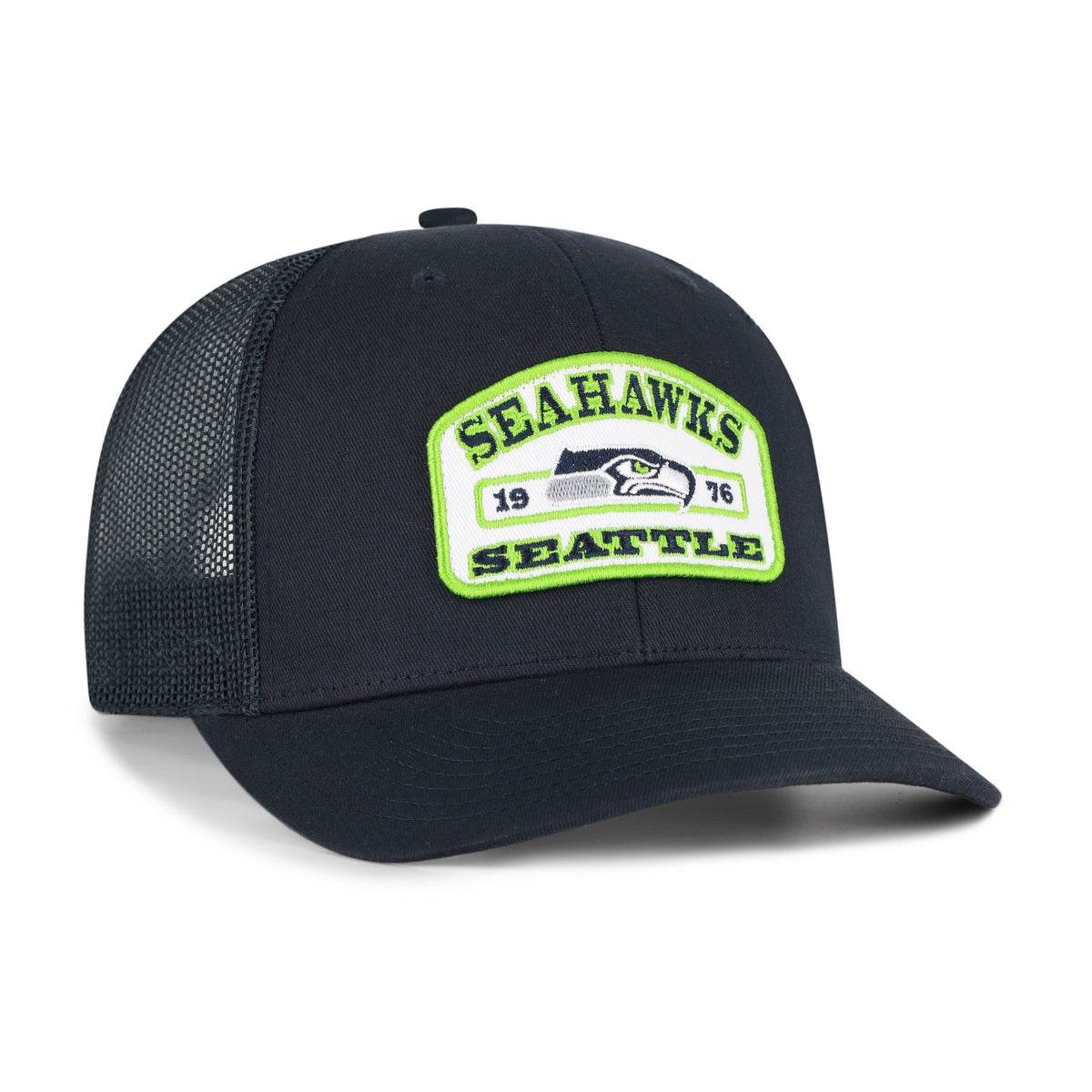 Seattle Seahawks NFL Roadway Strap ’47 Trucker color Azul marino, frente y malla azul marino, visera semicurva, parche blanco con borde verde lima, logo del equipo e inscripciones SEAHAWKS y SEATTLE al frente, emblema ’47 blanco lateral y cierre trasero ajustable de velcro.