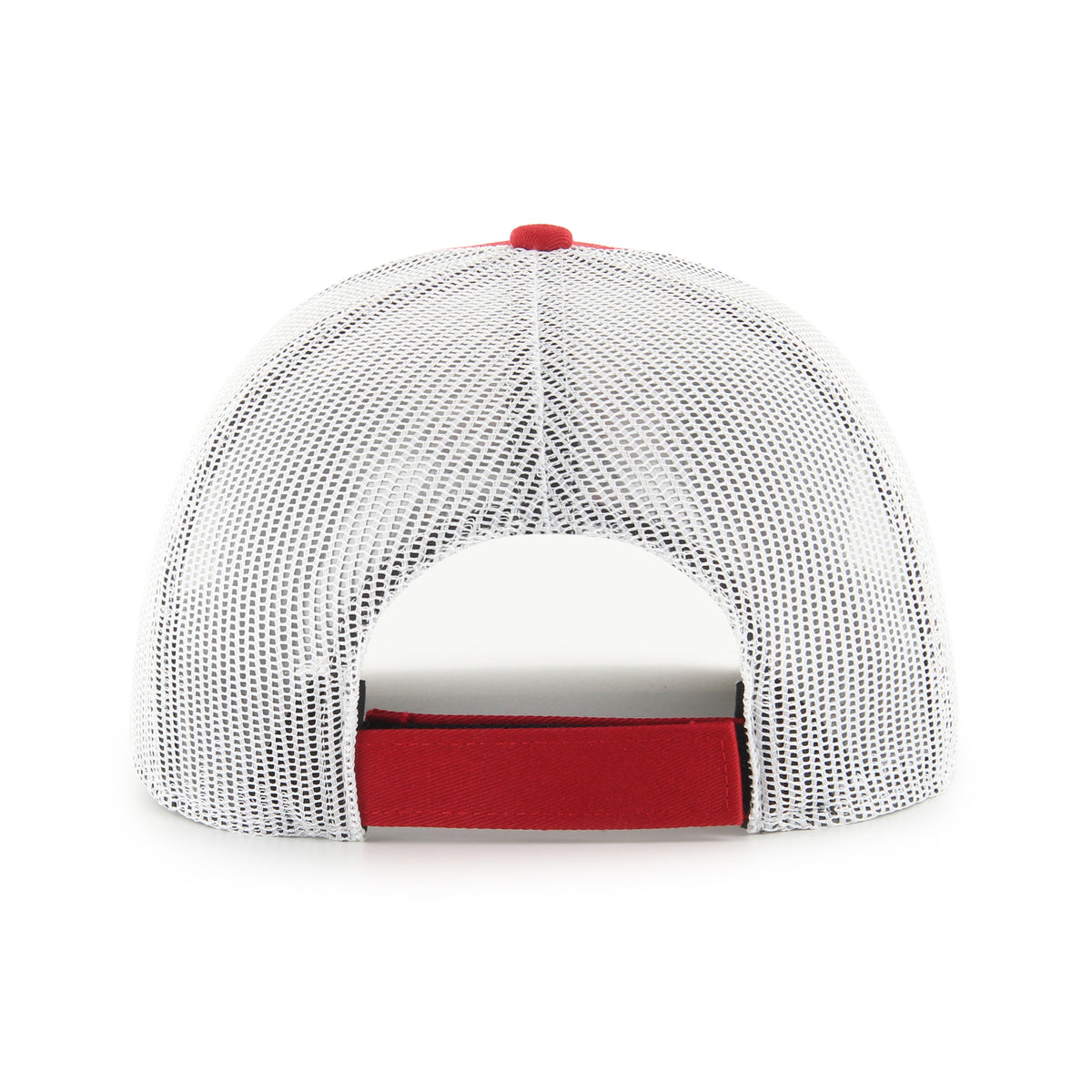 Kansas City Chiefs NFL ’47 Trucker color Rojo, frente rojo y malla blanca, visera roja semicurva, punta de flecha blanca con letras KC rojas y contornos negros bordada al frente, emblema ’47 rojo lateral y cierre trasero ajustable de velcro.