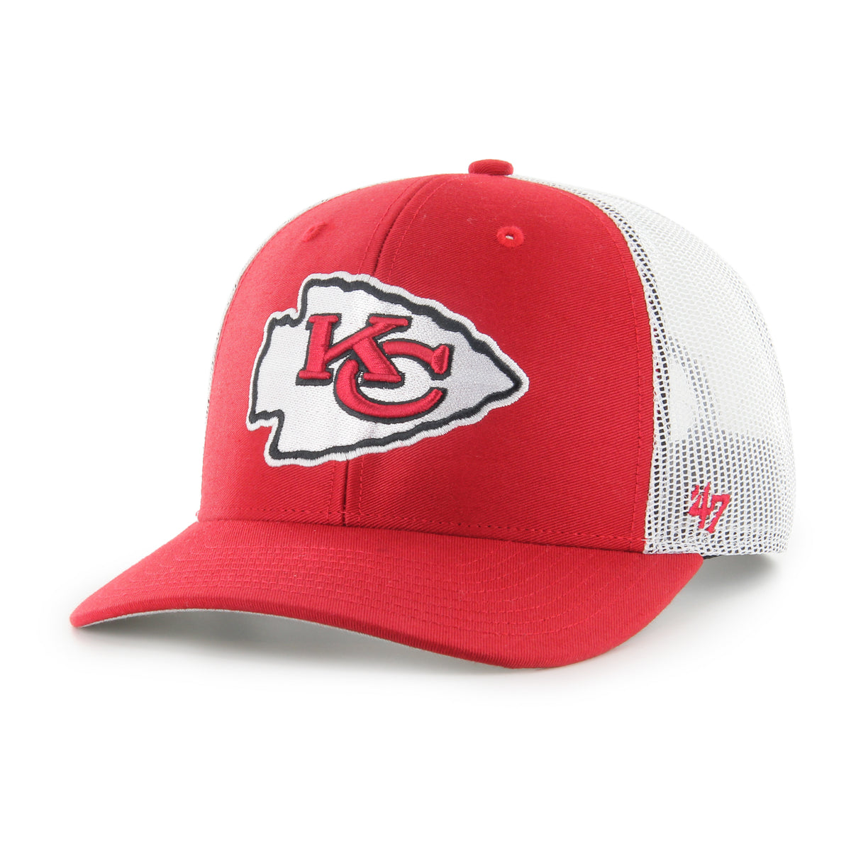 Kansas City Chiefs NFL ’47 Trucker color Rojo, frente rojo y malla blanca, visera roja semicurva, punta de flecha blanca con letras KC rojas y contornos negros bordada al frente, emblema ’47 rojo lateral y cierre trasero ajustable de velcro.