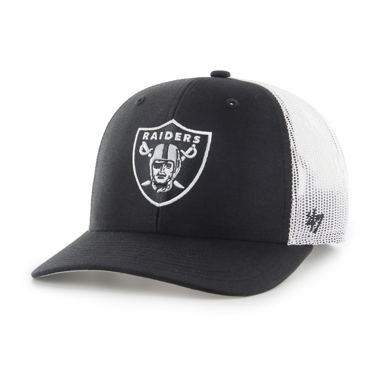 Las Vegas Raiders NFL ’47 Trucker color Negro, frente negro y malla blanca, visera negra semicurva, escudo Raiders bordado en blanco, gris y negro al frente, emblema ’47 negro lateral y cierre trasero ajustable de velcro.
