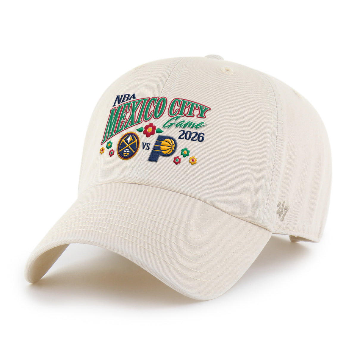 NBA Mexico City Game ’47 Clean Up color Natural en tono beige visera curva, bordado frontal NBA MEXICO CITY Game 2026 con logos de Denver Nuggets e Indiana Pacers y flores rojas, verdes y amarillas, parche circular del evento lateral derecho, emblema ’47 claro lateral izquierdo y ajuste strapback con hebilla metálica.