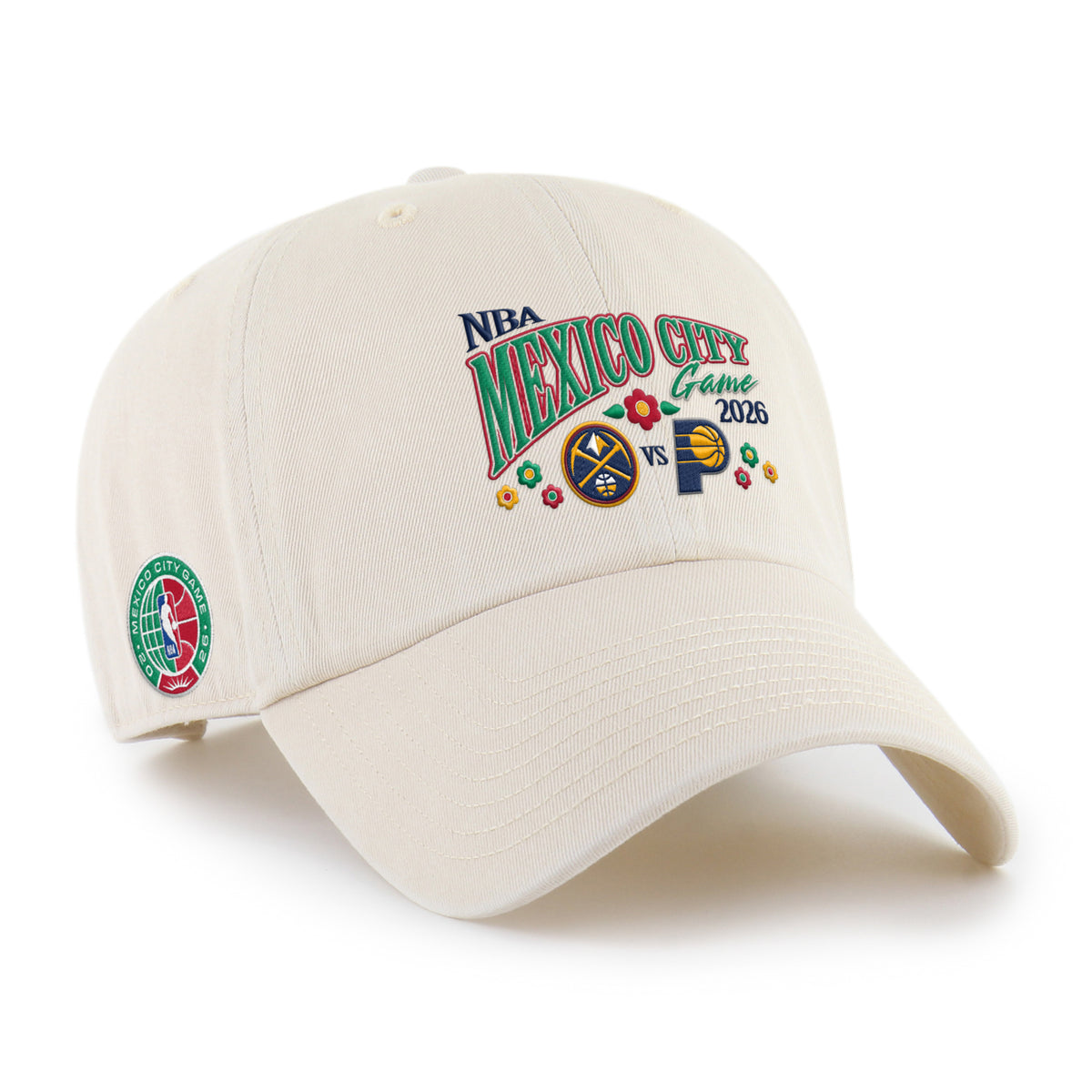 NBA Mexico City Game ’47 Clean Up color Natural en tono beige visera curva, bordado frontal NBA MEXICO CITY Game 2026 con logos de Denver Nuggets e Indiana Pacers y flores rojas, verdes y amarillas, parche circular del evento lateral derecho, emblema ’47 claro lateral izquierdo y ajuste strapback con hebilla metálica.