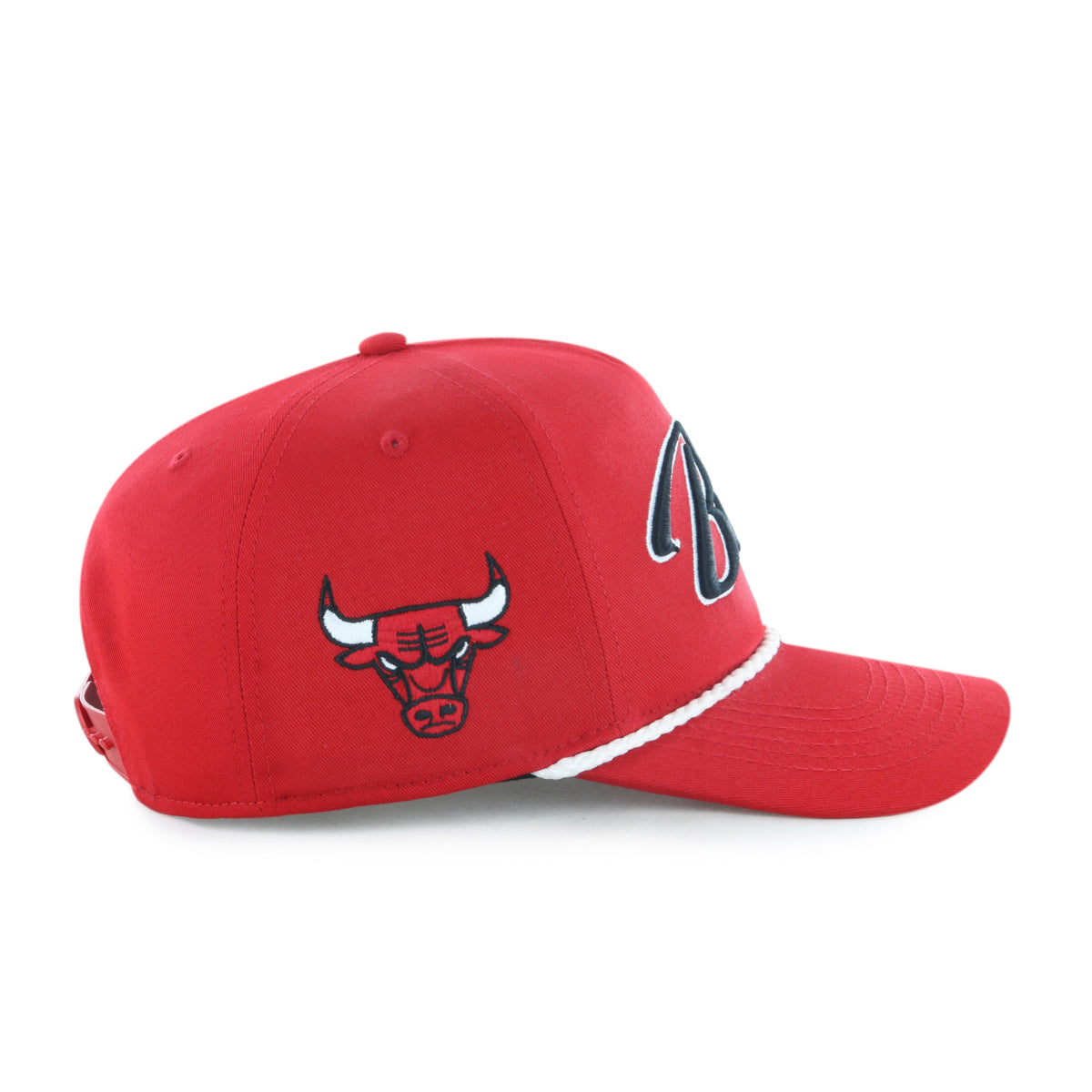 Gorra '47 Hitch Chicago Bulls NBA Overhand rojo en algodón con cordón en visor, nombre Bulls bordado al frente, logo lateral derecho y snapback ajustable