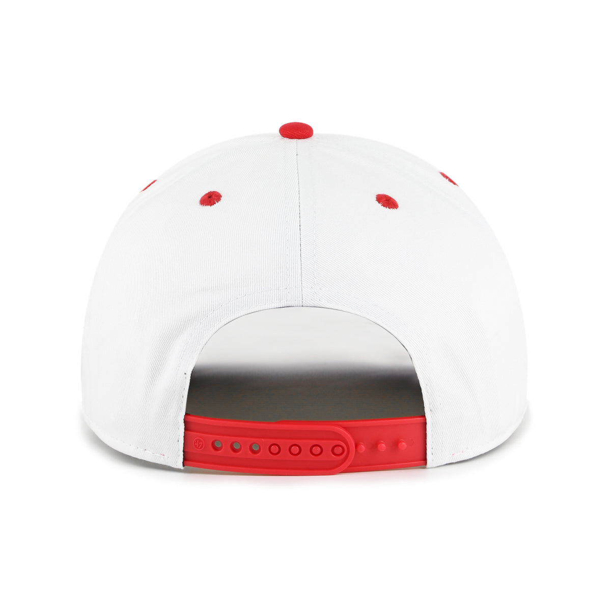 Chicago Bulls NBA Roscoe Rope ’47 Hitch color blanco, visera roja semicurva, cordón decorativo blanco, toro e inscripciones BULLS y BASKETBALL bordados en rojo y negro, ajuste snapback.