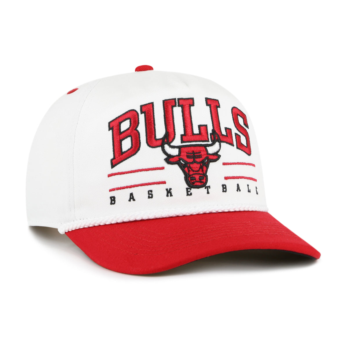 Chicago Bulls NBA Roscoe Rope ’47 Hitch color blanco, visera roja semicurva, cordón decorativo blanco, toro e inscripciones BULLS y BASKETBALL bordados en rojo y negro, ajuste snapback.