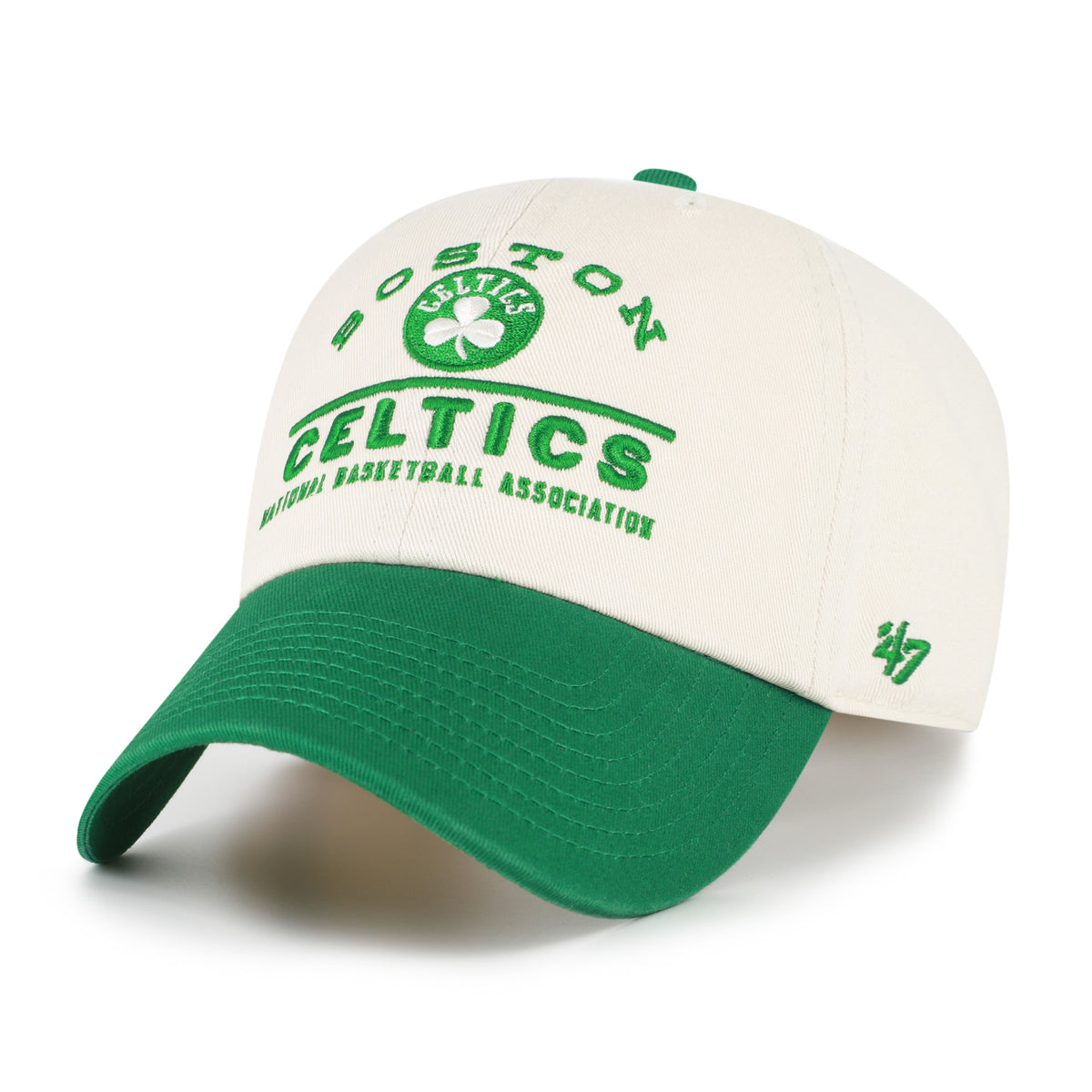 Boston Celtics NBA Windham ’47 Clean Up color Beige, corona beige claro y visera verde curva, emblema circular con trébol e inscripciones BOSTON, CELTICS y NATIONAL BASKETBALL ASSOCIATION bordadas al frente, emblema ’47 verde lateral y ajuste strapback.