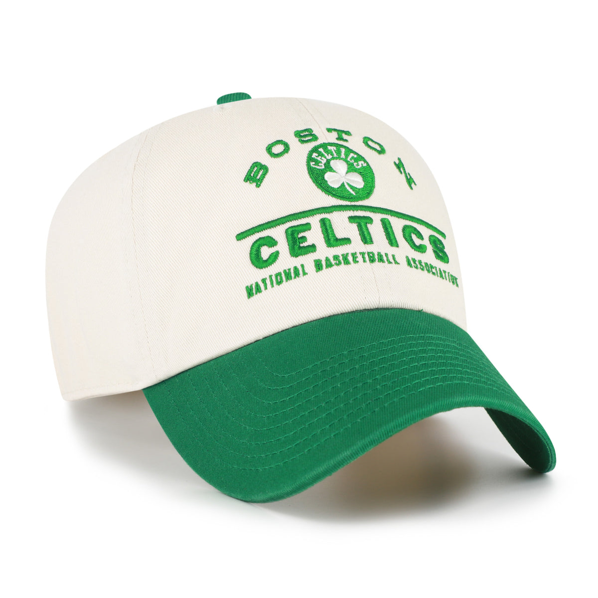 Boston Celtics NBA Windham ’47 Clean Up color Beige, corona beige claro y visera verde curva, emblema circular con trébol e inscripciones BOSTON, CELTICS y NATIONAL BASKETBALL ASSOCIATION bordadas al frente, emblema ’47 verde lateral y ajuste strapback.