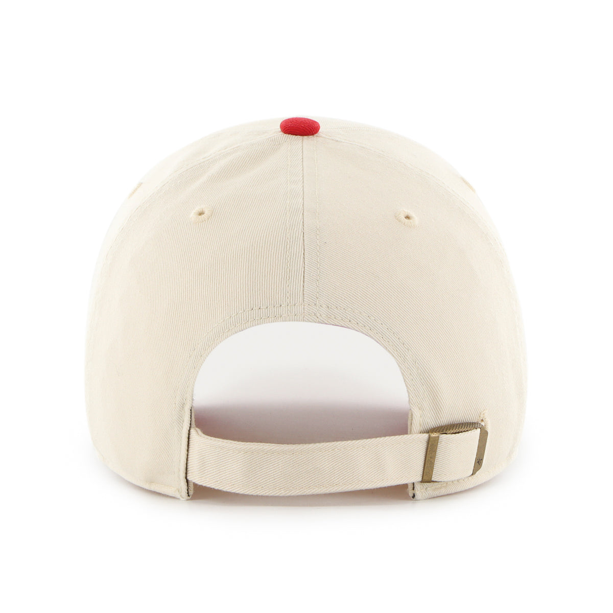 Chicago Bulls NBA Windham ’47 Clean Up color Beige, corona beige claro y visera roja curva, toro bordado en rojo, negro y blanco e inscripciones CHICAGO, BULLS y NATIONAL BASKETBALL ASSOCIATION en rojo al frente, emblema ’47 rojo lateral y ajuste strapback.