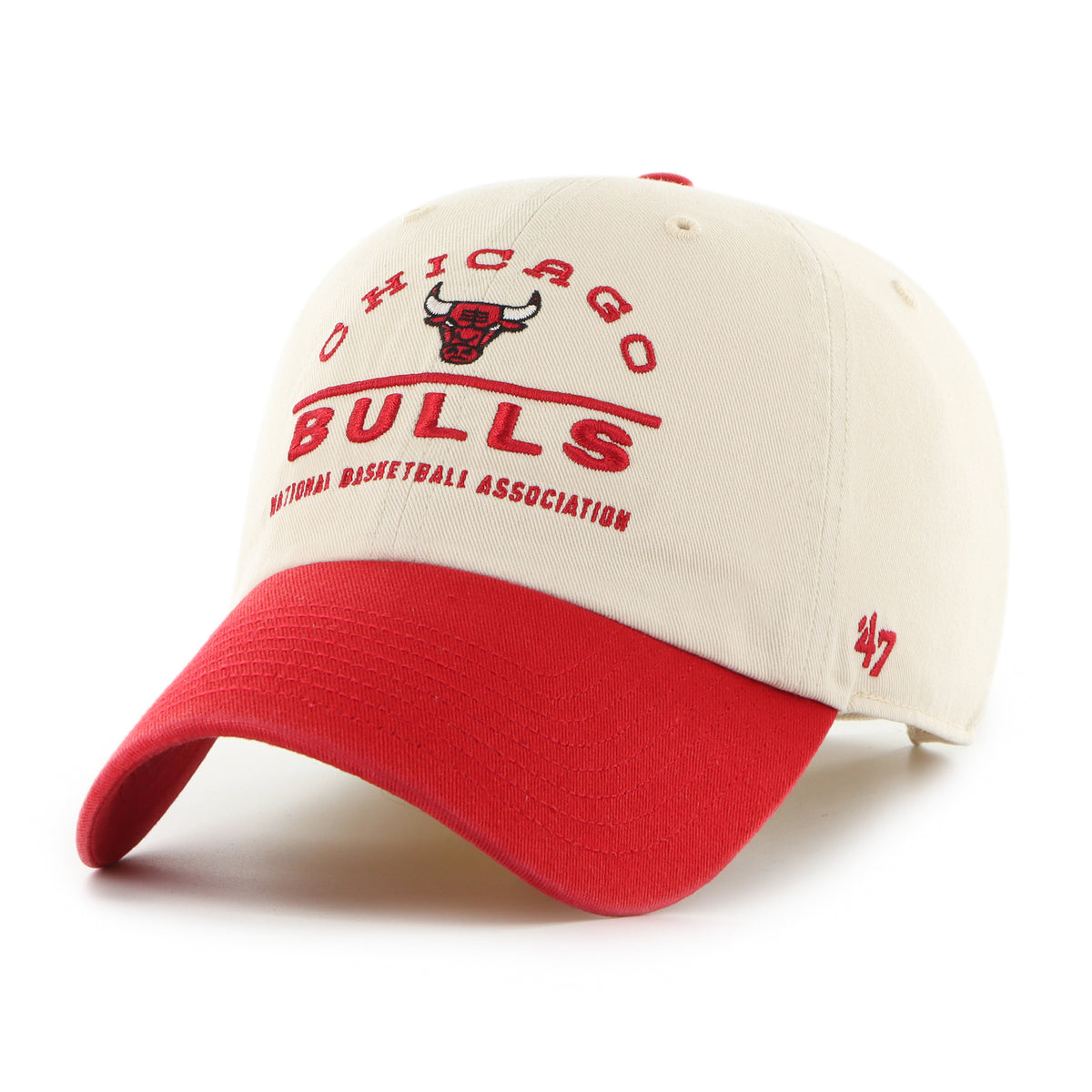 Chicago Bulls NBA Windham ’47 Clean Up color Beige, corona beige claro y visera roja curva, toro bordado en rojo, negro y blanco e inscripciones CHICAGO, BULLS y NATIONAL BASKETBALL ASSOCIATION en rojo al frente, emblema ’47 rojo lateral y ajuste strapback.