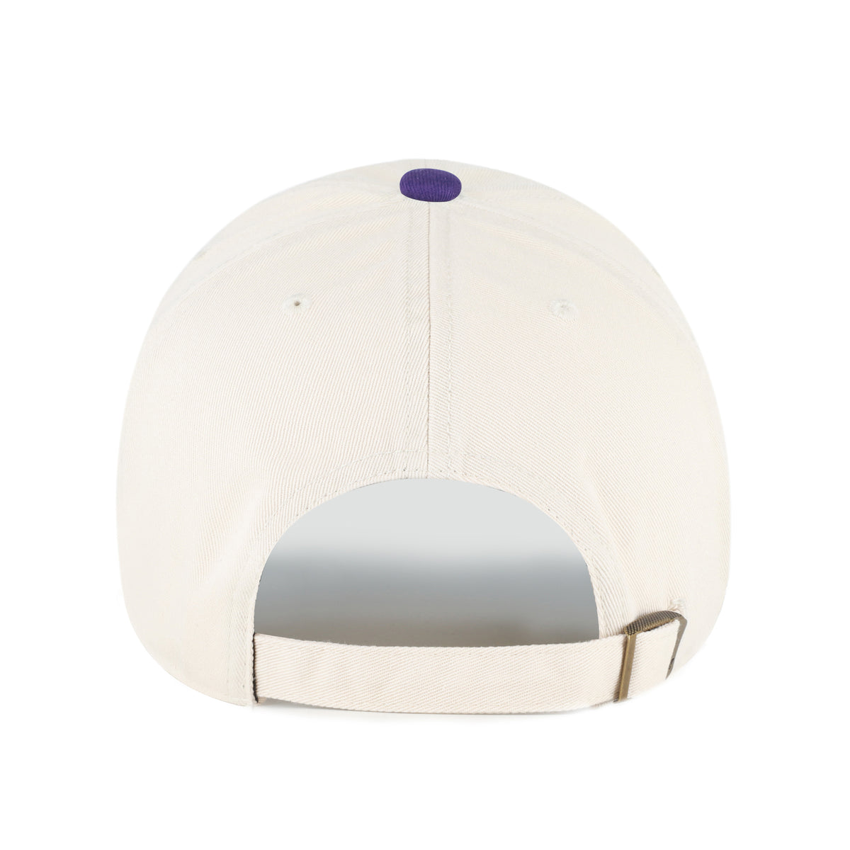 Los Angeles Lakers NBA Windham ’47 Clean Up color beige, corona beige y visera morada curva, logo L e inscripciones LOS ANGELES, LAKERS y WESTERN CONFERENCE bordadas en morado al frente, emblema ’47 morado lateral y ajuste strapback.
