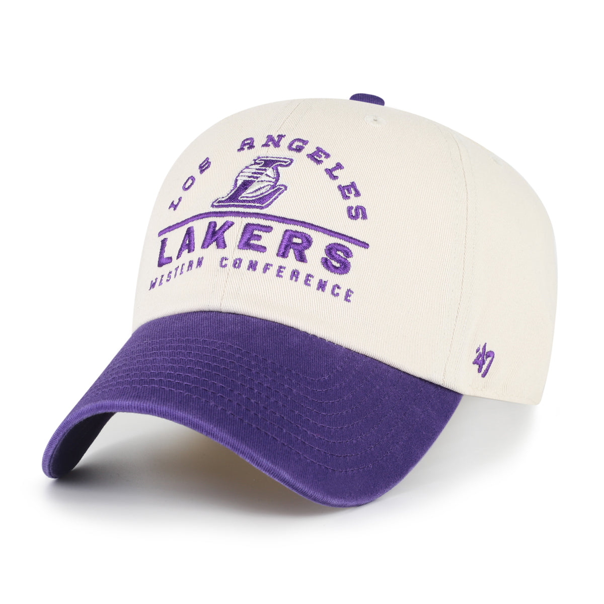 Los Angeles Lakers NBA Windham ’47 Clean Up color beige, corona beige y visera morada curva, logo L e inscripciones LOS ANGELES, LAKERS y WESTERN CONFERENCE bordadas en morado al frente, emblema ’47 morado lateral y ajuste strapback.