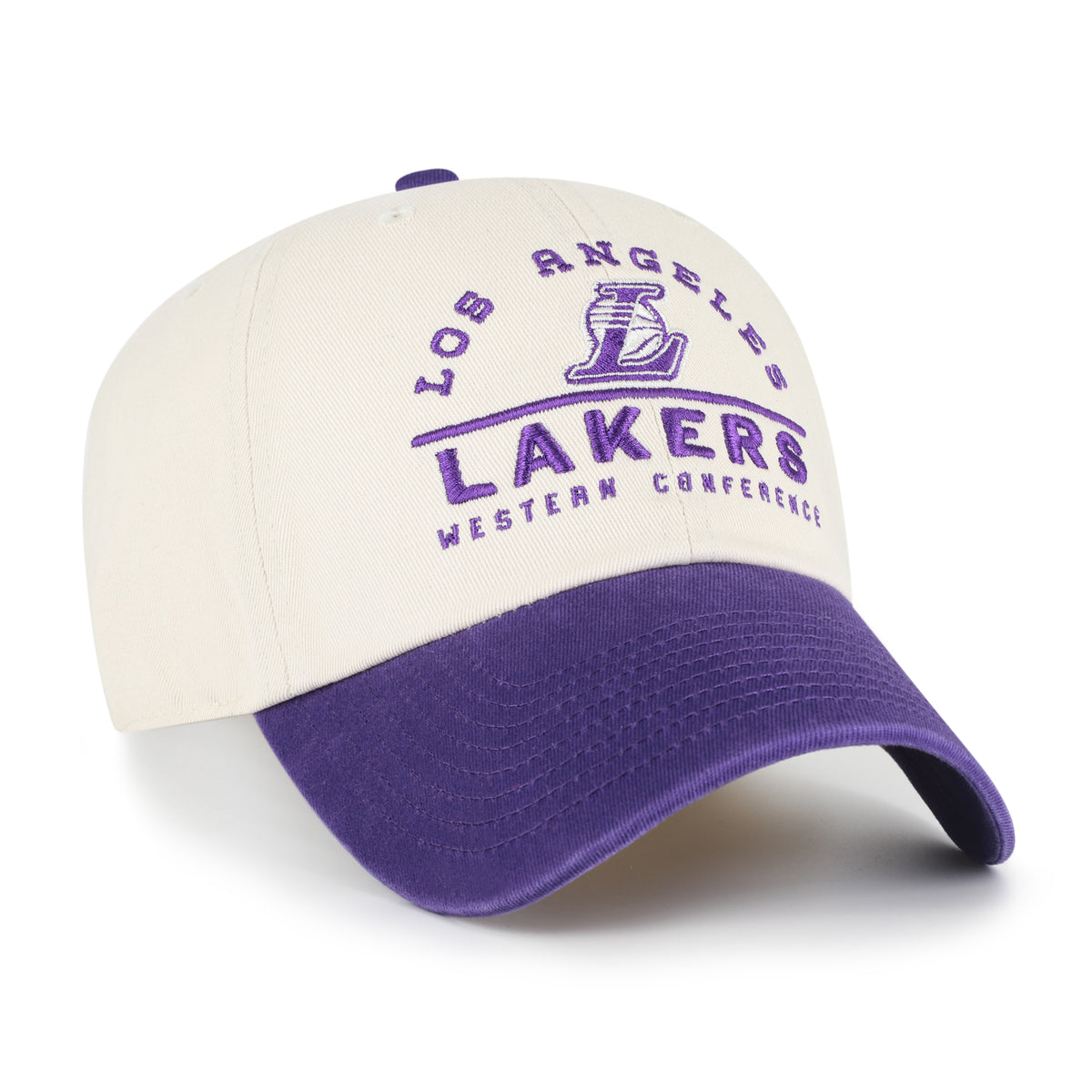 Los Angeles Lakers NBA Windham ’47 Clean Up color beige, corona beige y visera morada curva, logo L e inscripciones LOS ANGELES, LAKERS y WESTERN CONFERENCE bordadas en morado al frente, emblema ’47 morado lateral y ajuste strapback.