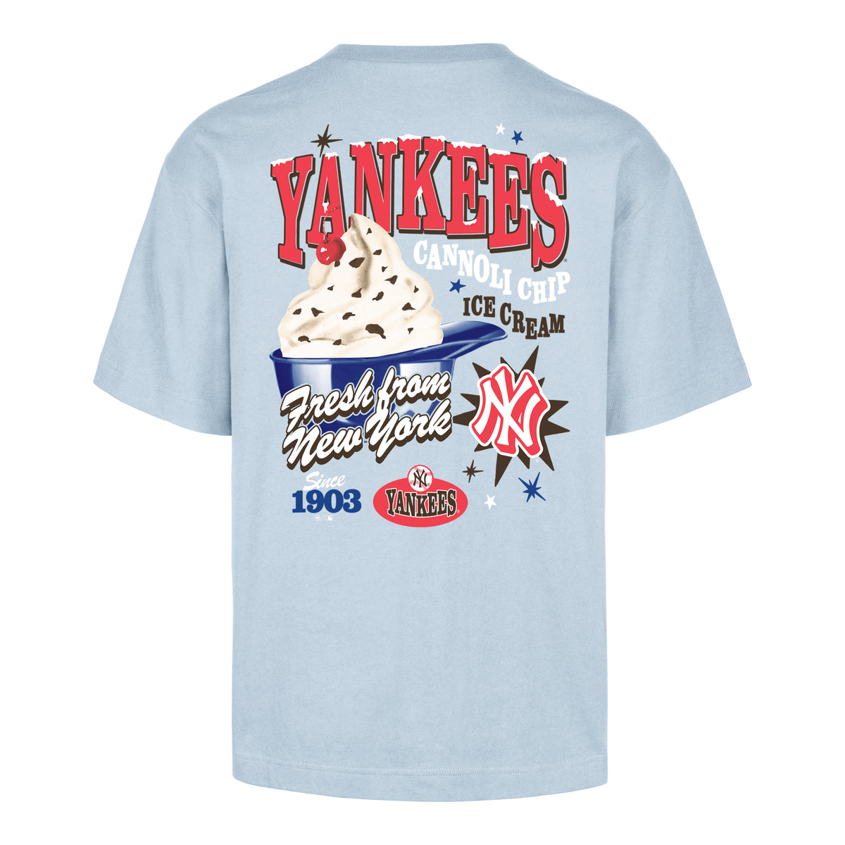 Playera Manga Corta ’47 New York Yankees MLB Ice Cream color azul claro, corte regular y cuello redondo, estampado pequeño Yankees y logo NY en el pecho izquierdo, gráfico trasero con letras YANKEES rojas, casco azul con helado, logo NY e inscripción Fresh from New York.