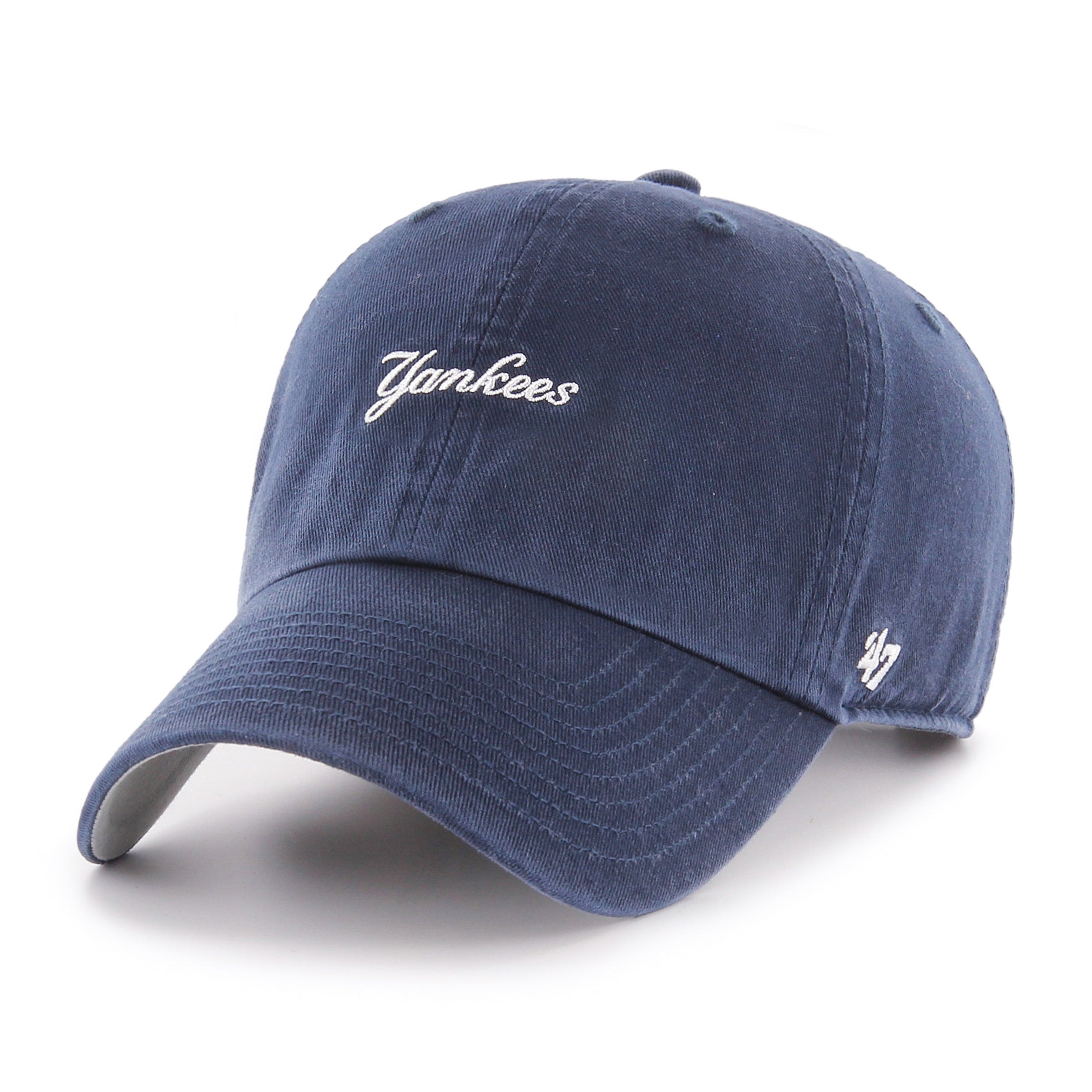 Gorra '47 Clean Up New York Yankees MLB Base Runner Script en algodón azul marino, visera curva sin estructura con logo script monochrome de los Yankees bordado al frente y emblema '47 en rosa en el lateral, cierre strapback ajustable