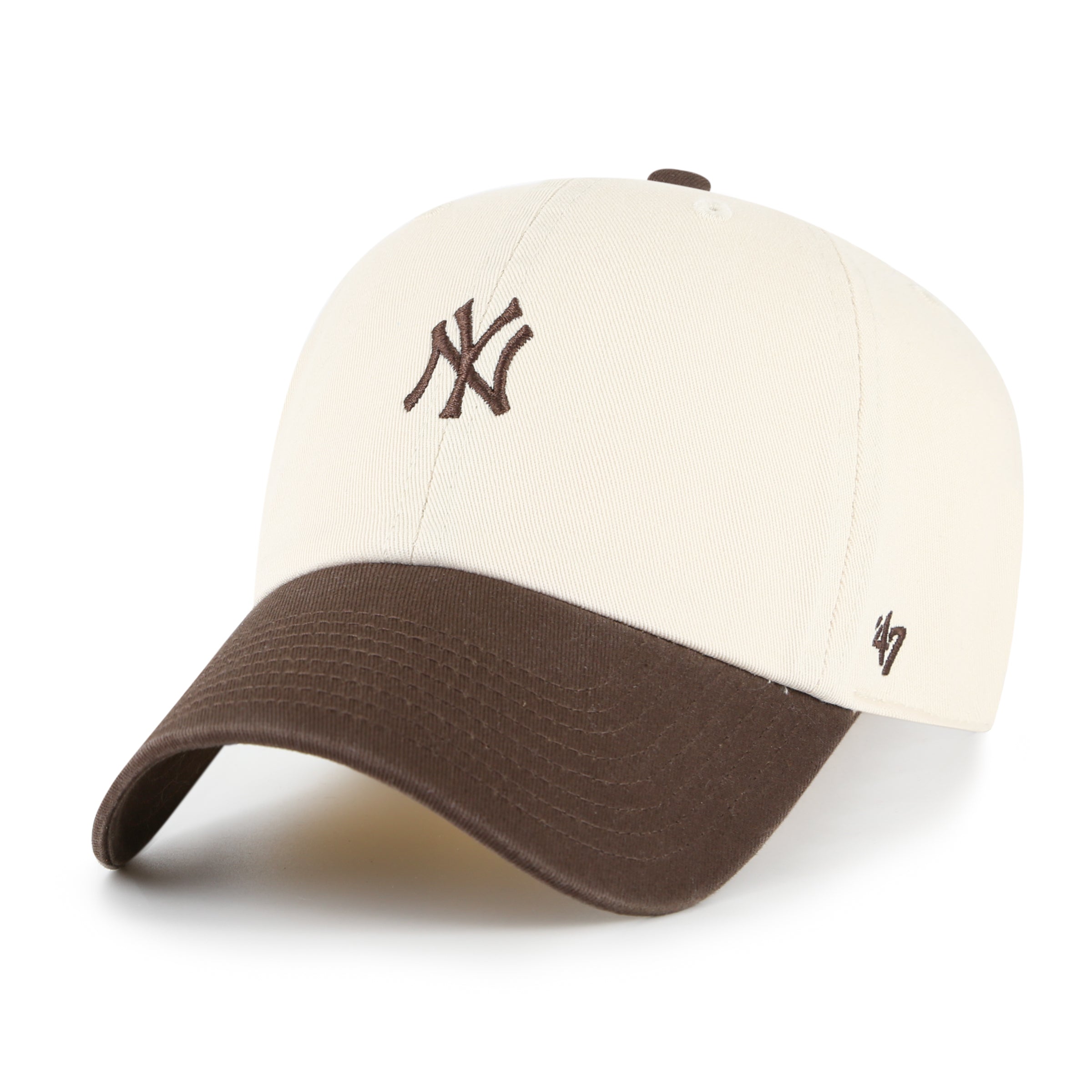 Gorra '47 Clean Up New York Yankees MLB Base Runner Two Tone en algodón beige con café, visera curva sin estructura con logo script de los Yankees bordado al frente y emblema '47 en el lateral, cierre strapback ajustable