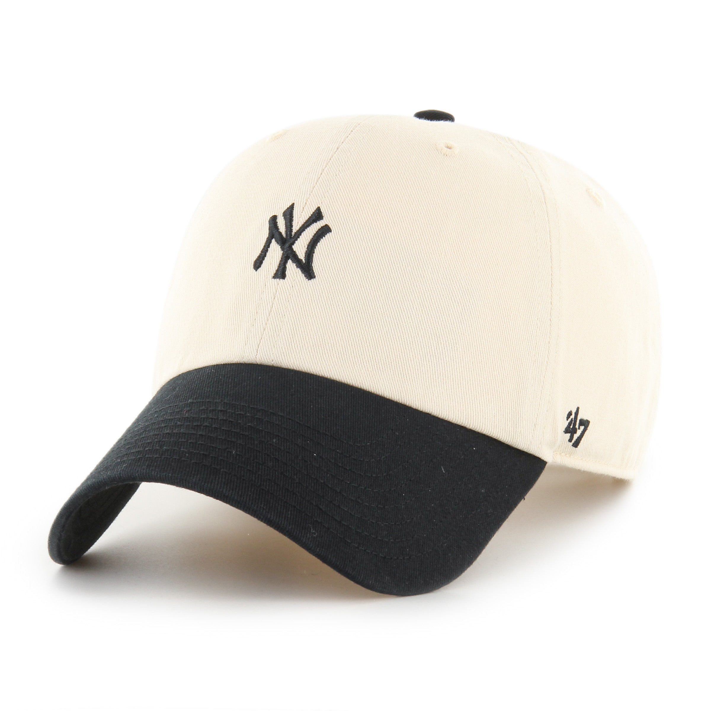 Gorra '47 Clean Up New York Yankees MLB Base Runner Two Tone en algodón beige con negro, visera curva sin estructura con logo script de los Yankees bordado al frente y emblema '47 en el lateral, cierre strapback ajustable