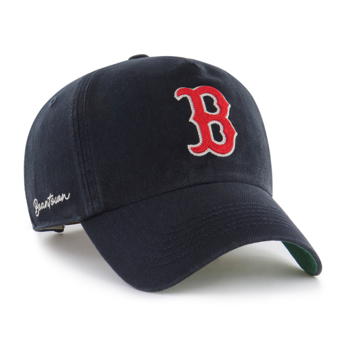 Gorra Boston Red Sox '47 Clean Up Pinch Front azul marino, 5 paneles con frente presionado, bordado Chain Side Stitch en lateral, logo Red Sox al frente, emblema '47 en lateral izquierdo