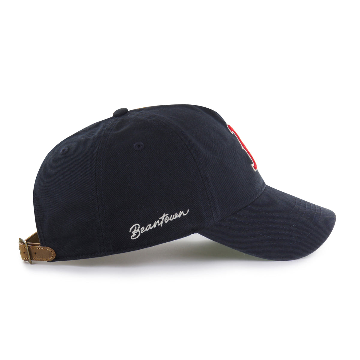 Gorra Boston Red Sox '47 Clean Up Pinch Front azul marino, 5 paneles con frente presionado, bordado Chain Side Stitch en lateral, logo Red Sox al frente, emblema '47 en lateral izquierdo