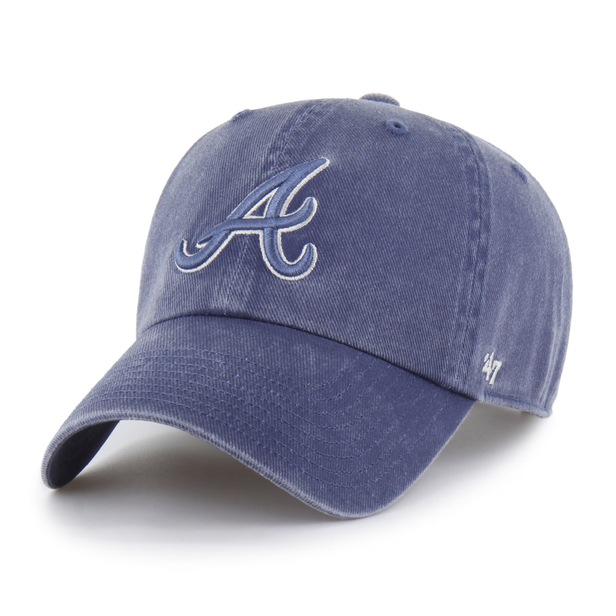 Gorra '47 Clean Up Atlanta Braves MLB Pigment en algodón azul con efecto deslavado, visera curva sin estructura con logo de los Braves bordado al frente y emblema '47 en el lateral, cierre strapback ajustable
