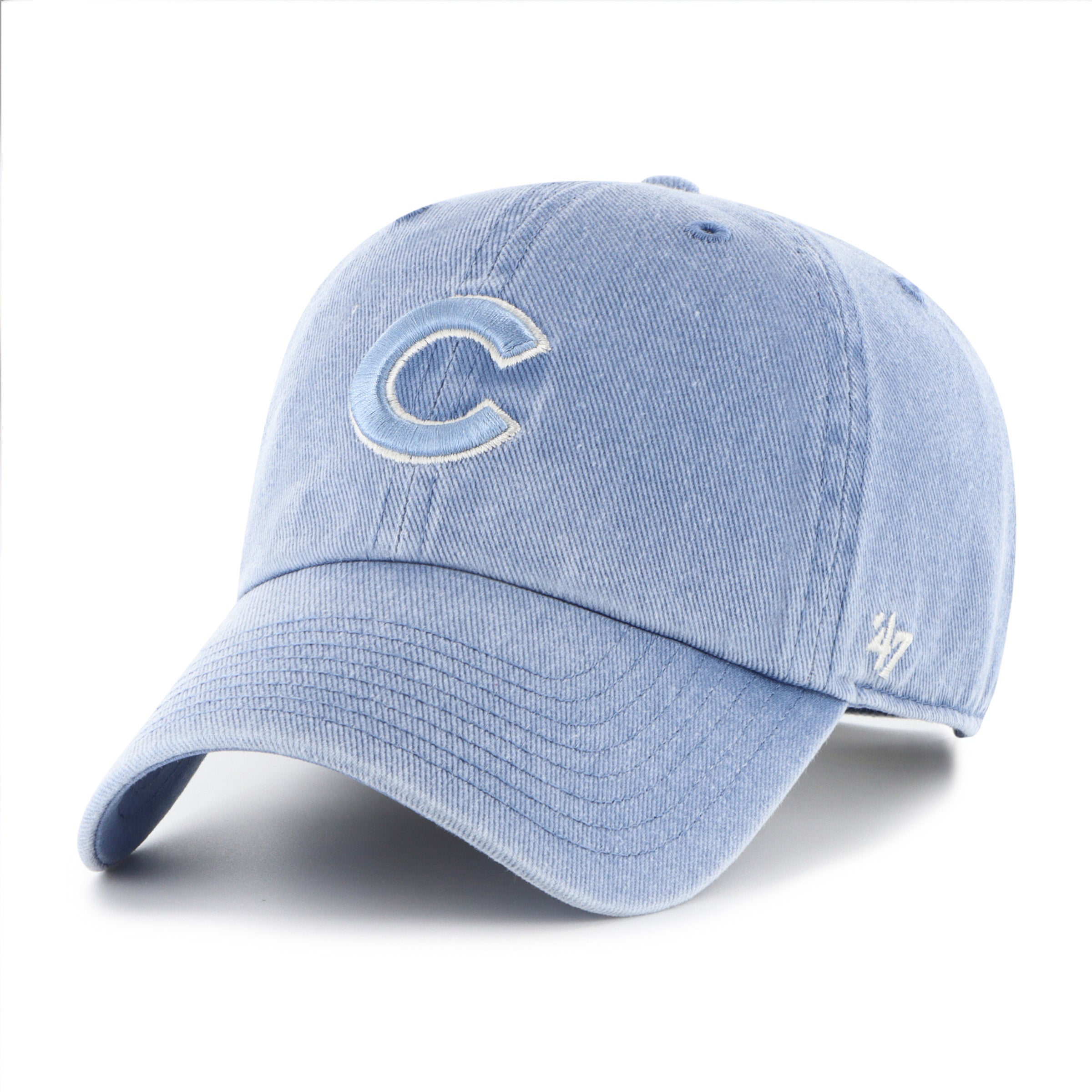 Gorra '47 Clean Up Chicago Cubs MLB Pigment en algodón azul con efecto deslavado, visera curva sin estructura con logo de los Cubs bordado al frente y emblema '47 en el lateral, cierre strapback ajustabl